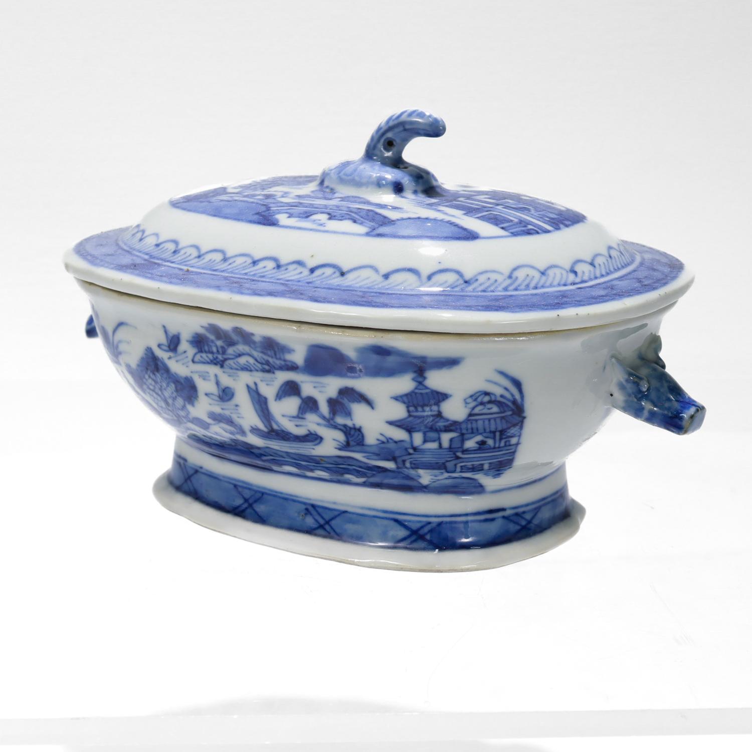 Esportazione cinese Antica zuppiera per salse in miniatura in porcellana cinese da esportazione di Canton blu e bianco in vendita