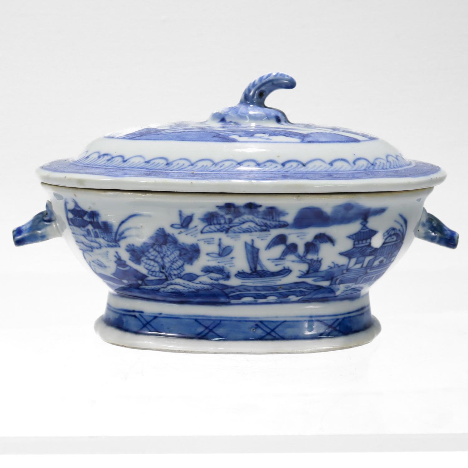 Cinese Antica zuppiera per salse in miniatura in porcellana cinese da esportazione di Canton blu e bianco in vendita