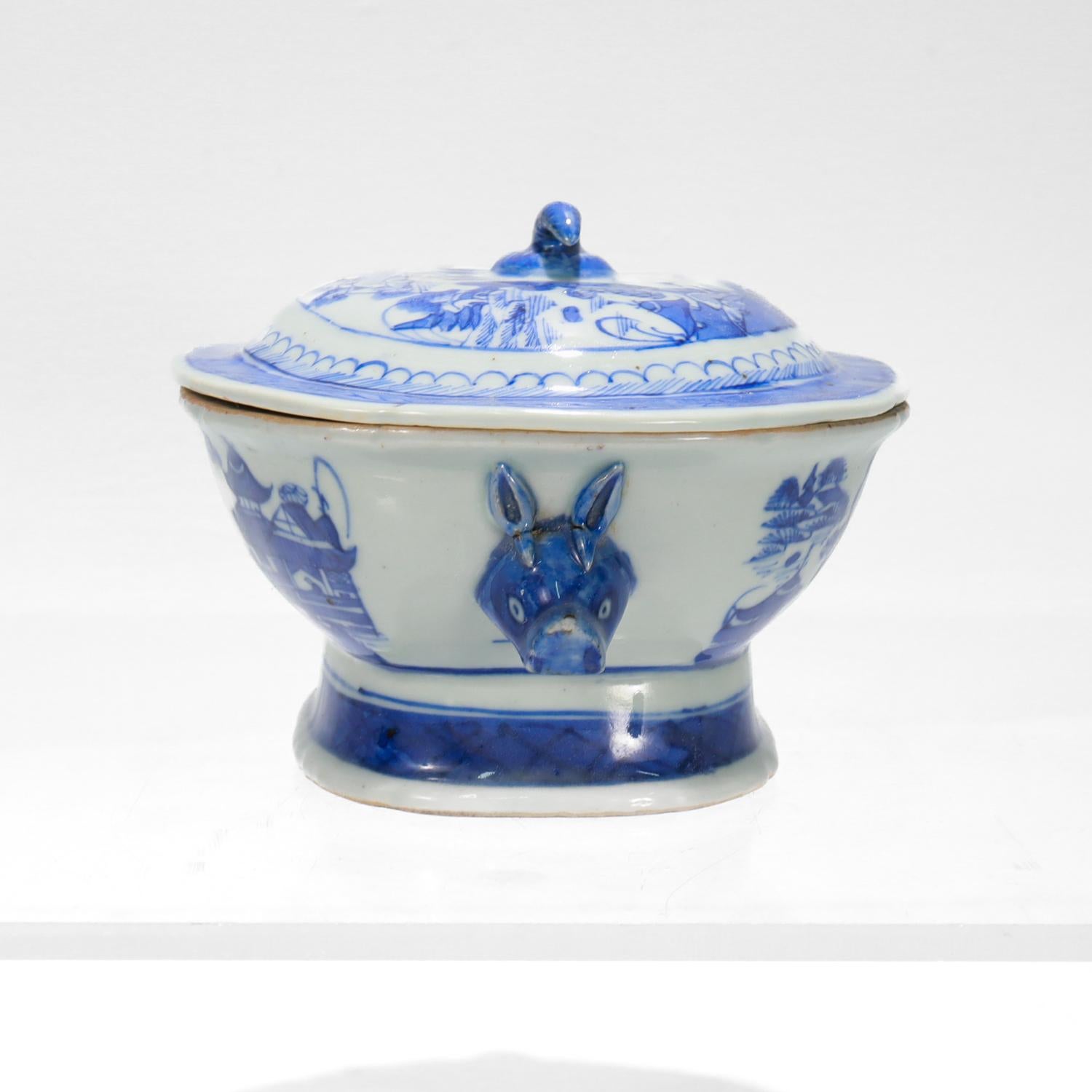 Antica zuppiera per salse in miniatura in porcellana cinese da esportazione di Canton blu e bianco In condizioni buone in vendita a Philadelphia, PA