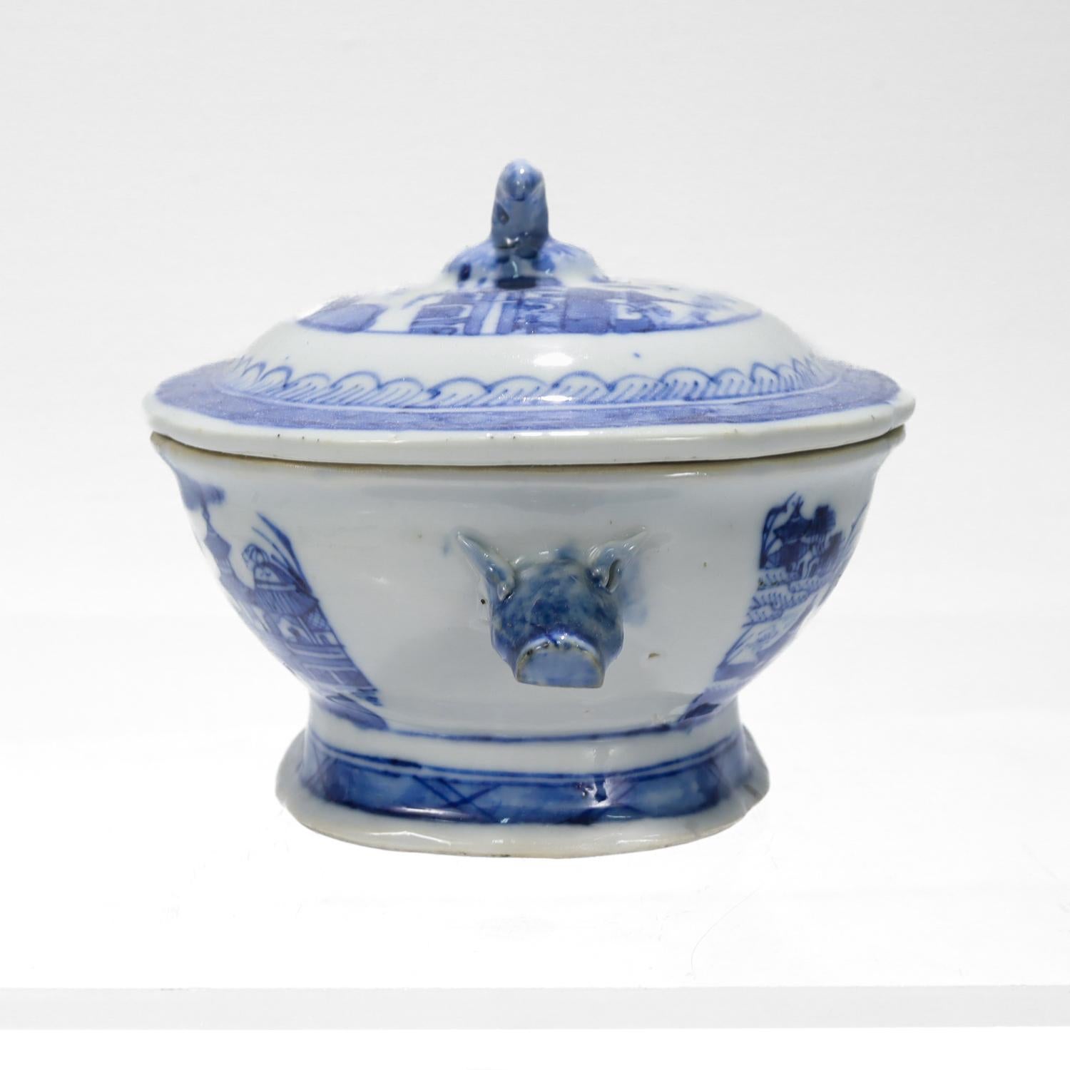 Antica zuppiera per salse in miniatura in porcellana cinese da esportazione di Canton blu e bianco In condizioni buone in vendita a Philadelphia, PA