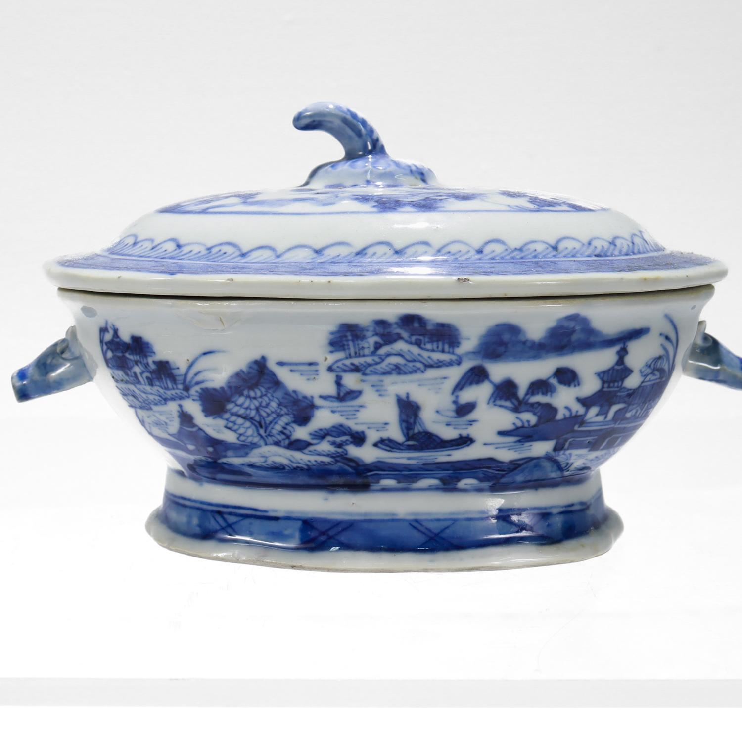 XIX secolo Antica zuppiera per salse in miniatura in porcellana cinese da esportazione di Canton blu e bianco in vendita