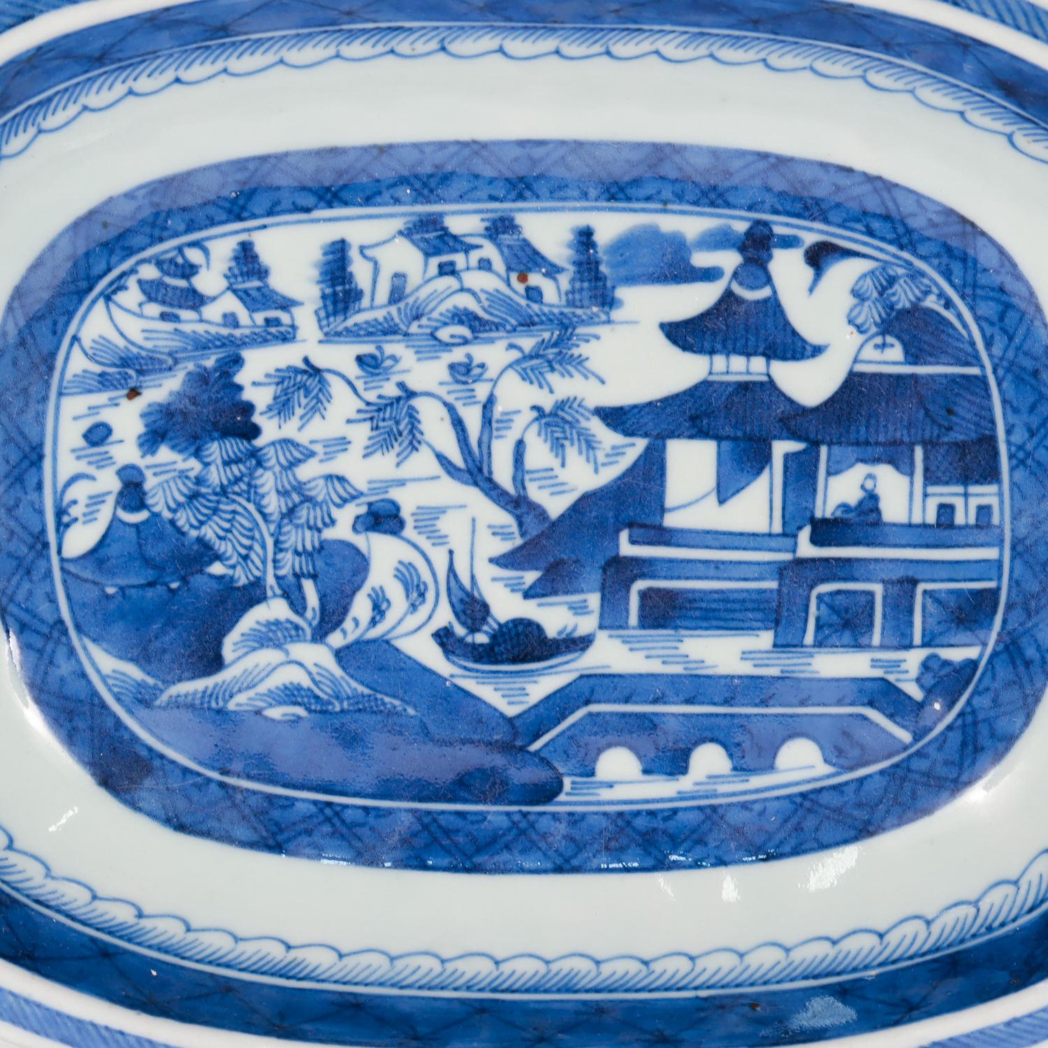Antique Blue & White Canton Pattern Chinese Export Porcelain Open Vegetable Dish In Good Condition For Sale In Philadelphia, PA