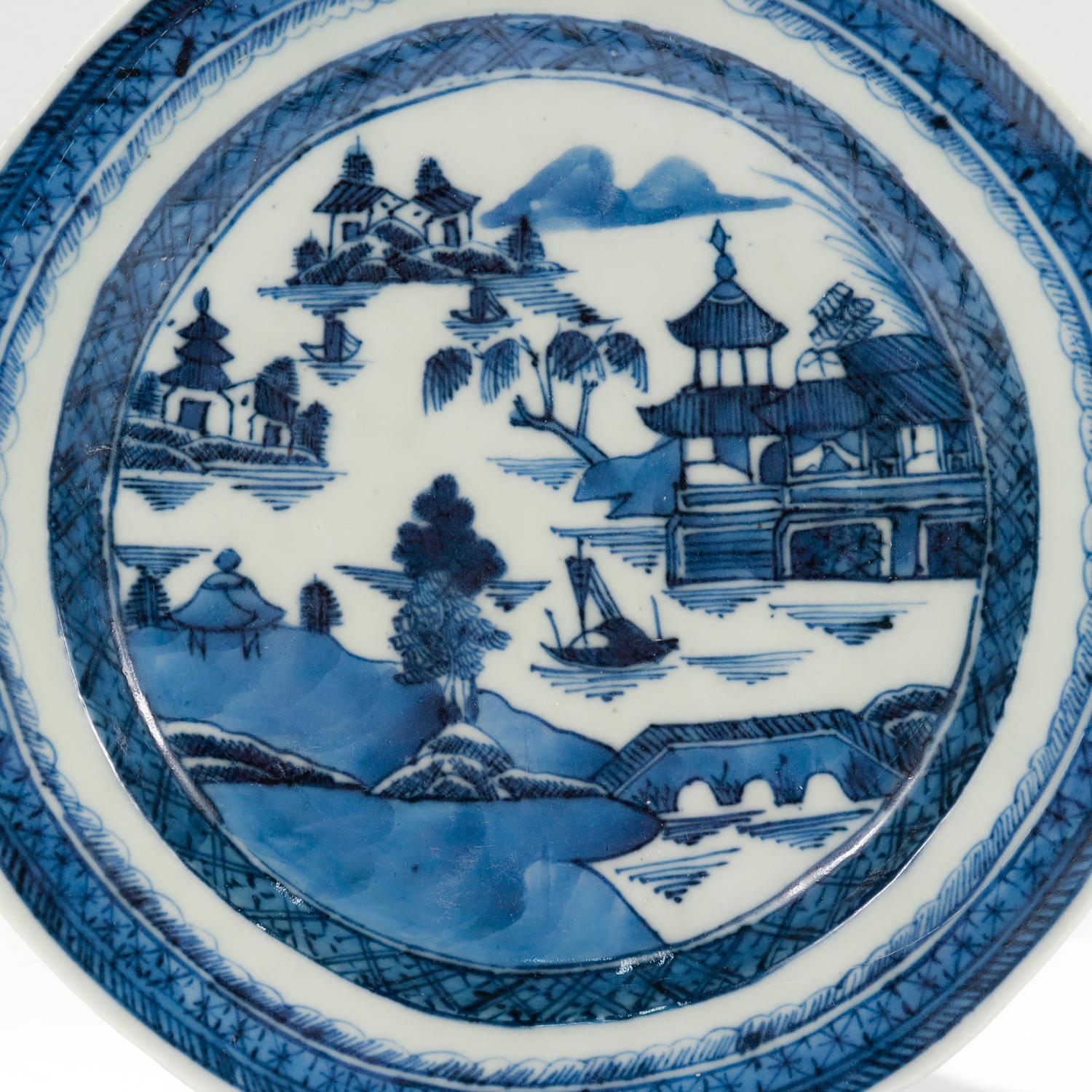 Antique Blue & White Canton Pattern Chinese Export Porcelain Plate Warmer In Good Condition In Philadelphia, PA