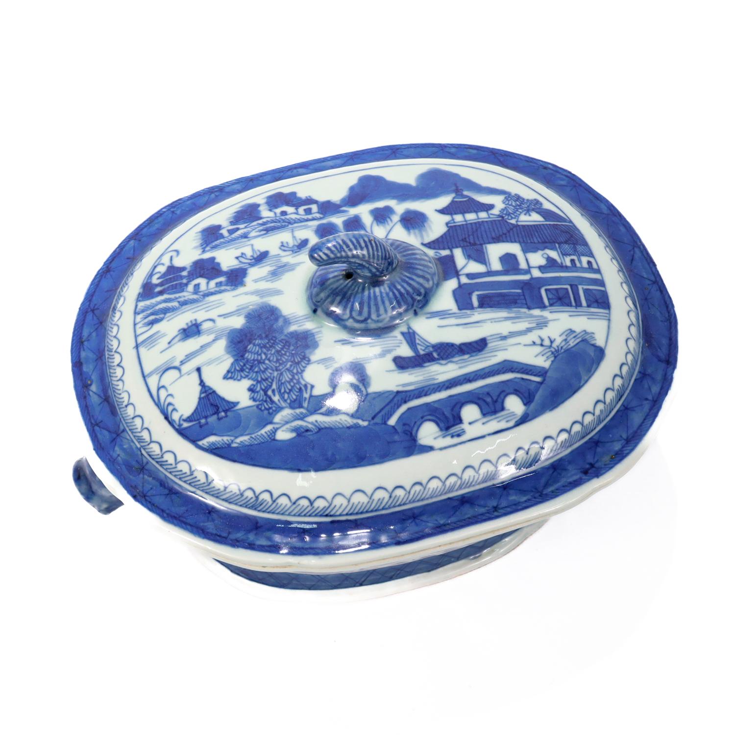Antigua sopera de porcelana china de exportación azul y blanca con motivos de Cantón 2