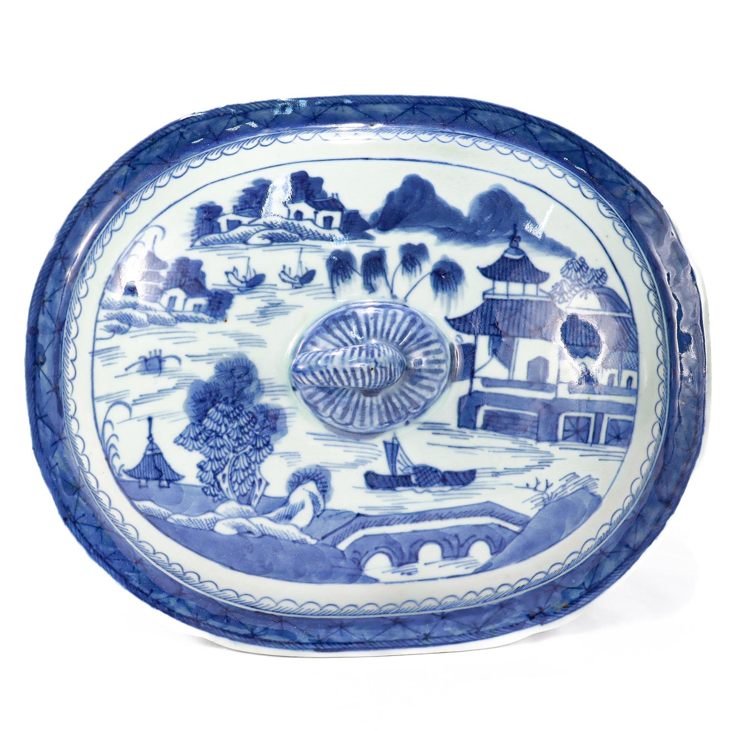 Antigua sopera de porcelana china de exportación azul y blanca con motivos de Cantón 3