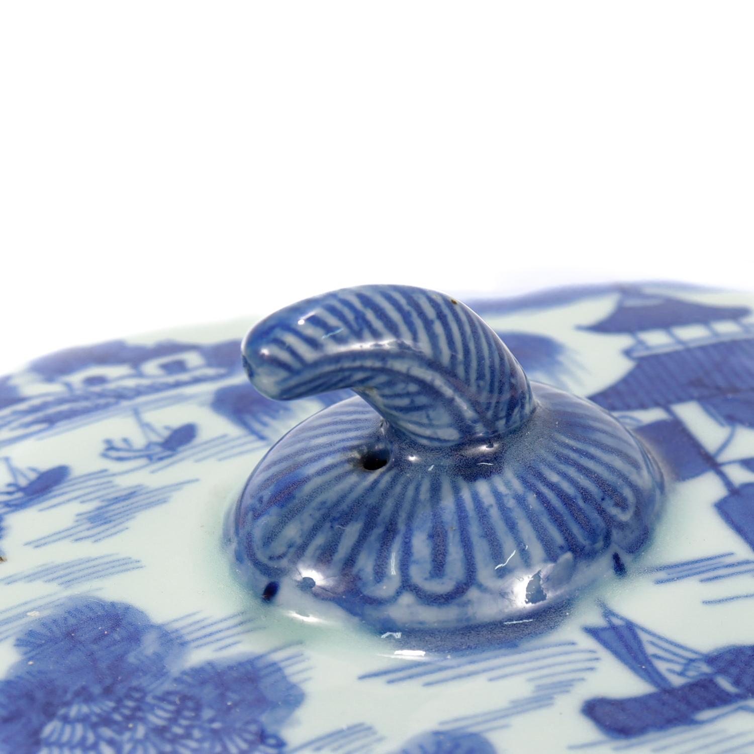 Antigua sopera de porcelana china de exportación azul y blanca con motivos de Cantón 4
