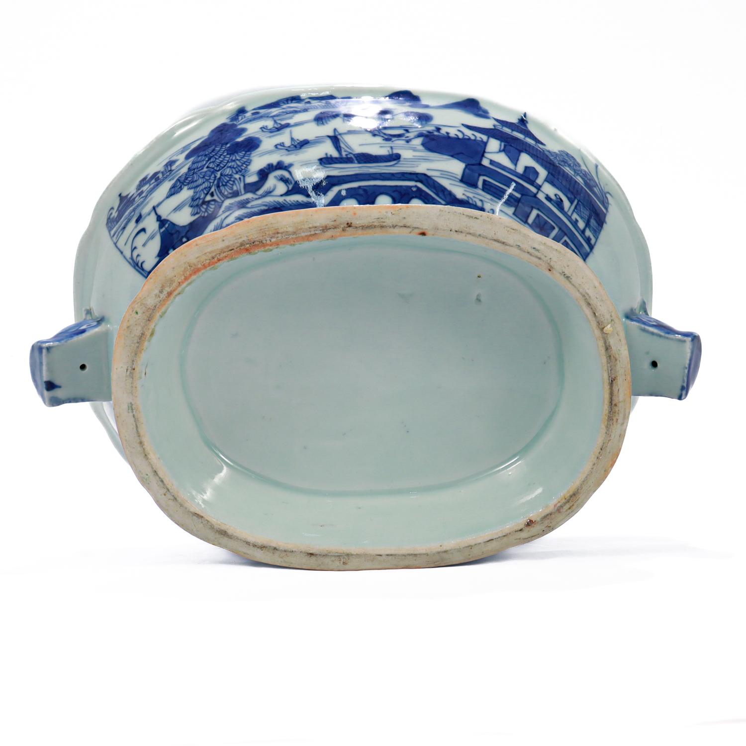Antigua sopera de porcelana china de exportación azul y blanca con motivos de Cantón 6