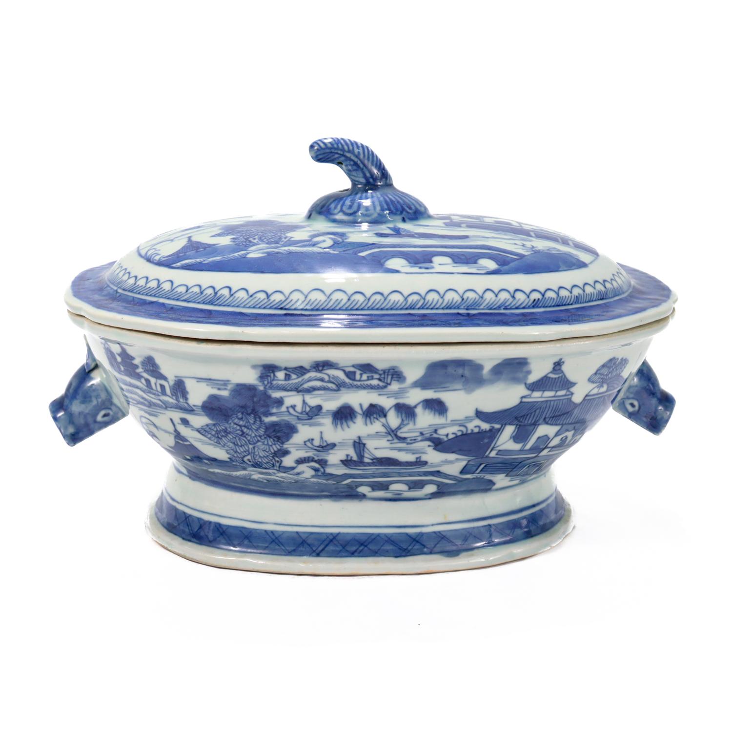 Sopera antigua de porcelana china de exportación.

En el modelo Cantón.

Decorado en azul bajo vidriado con la representación de un pueblo chino montañoso en la parte superior de la tapa y en los lados largos del cuerpo. El fondo tiene casas,
