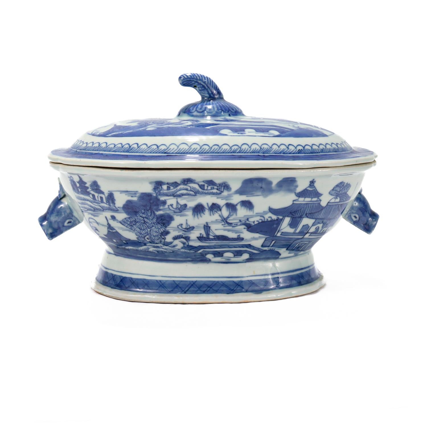 Antigua sopera de porcelana china de exportación azul y blanca con motivos de Cantón Exportación china