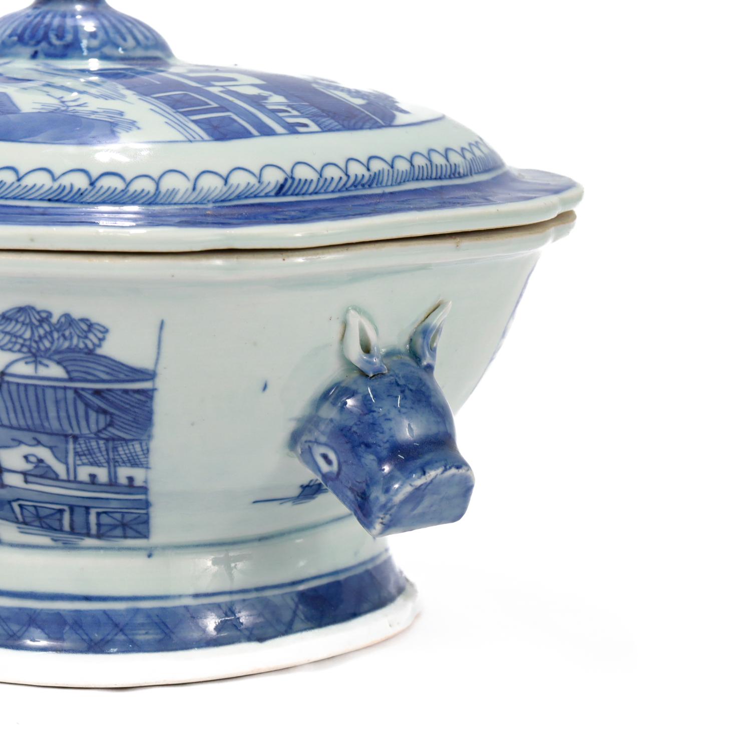 Antigua sopera de porcelana china de exportación azul y blanca con motivos de Cantón Glaseado