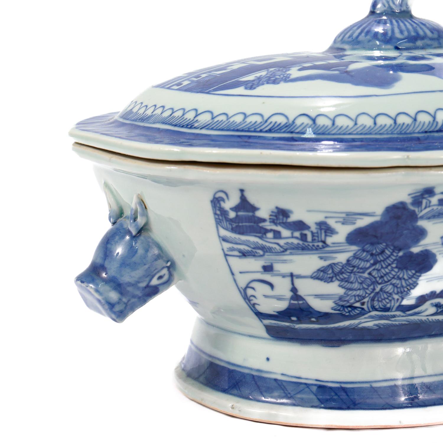 Antigua sopera de porcelana china de exportación azul y blanca con motivos de Cantón en Bueno Estado en Philadelphia, PA