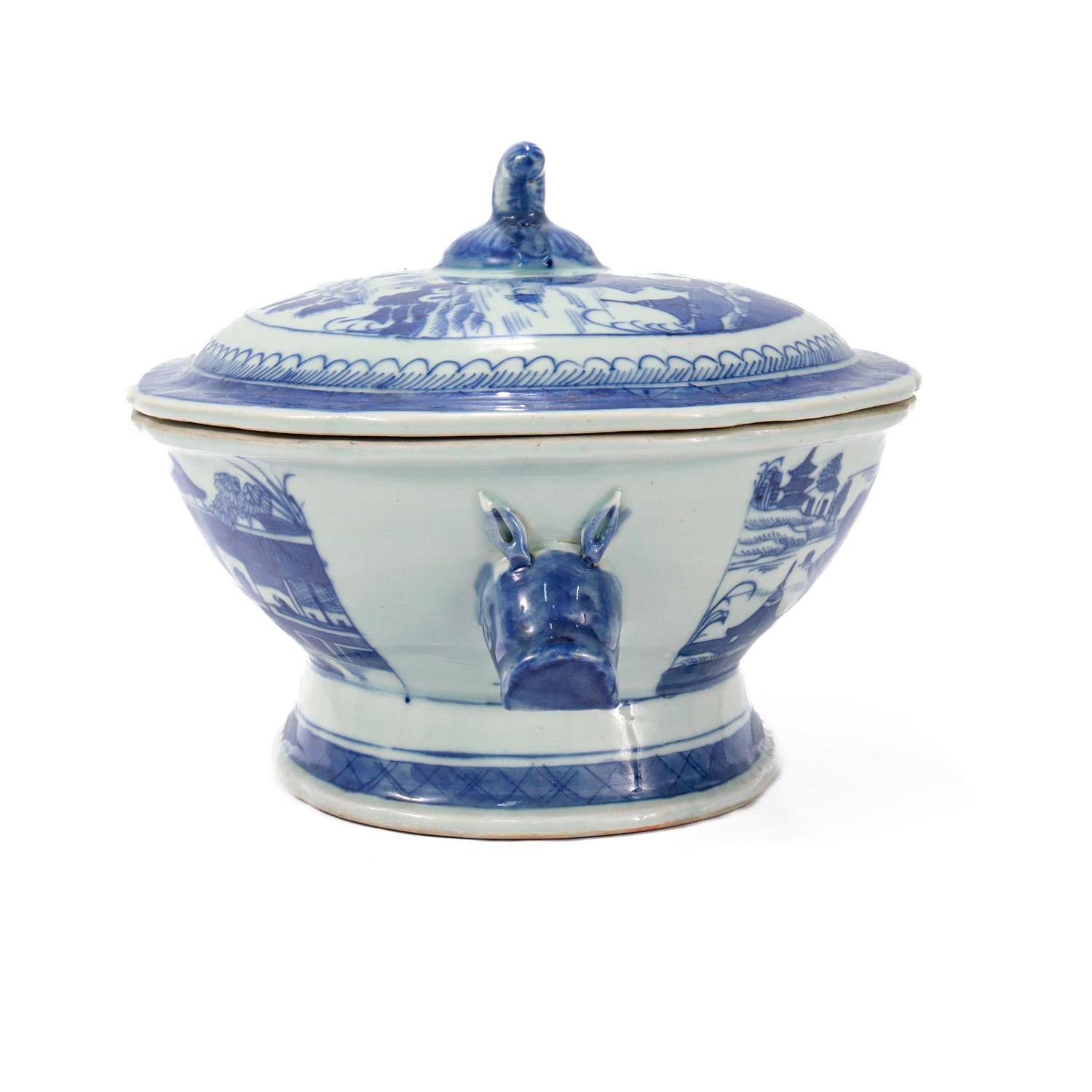 Antigua sopera de porcelana china de exportación azul y blanca con motivos de Cantón 1