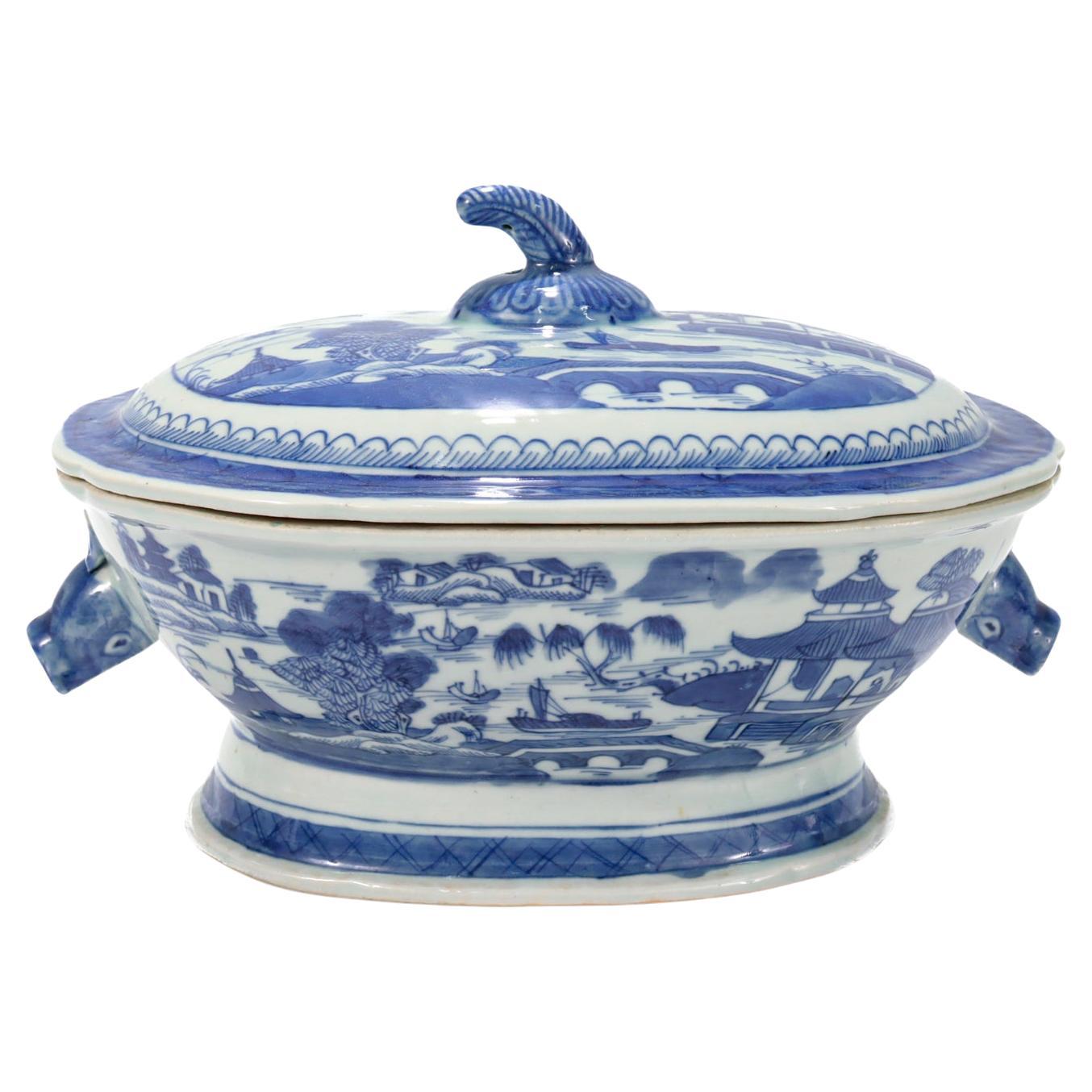 Antigua sopera de porcelana china de exportación azul y blanca con motivos de Cantón