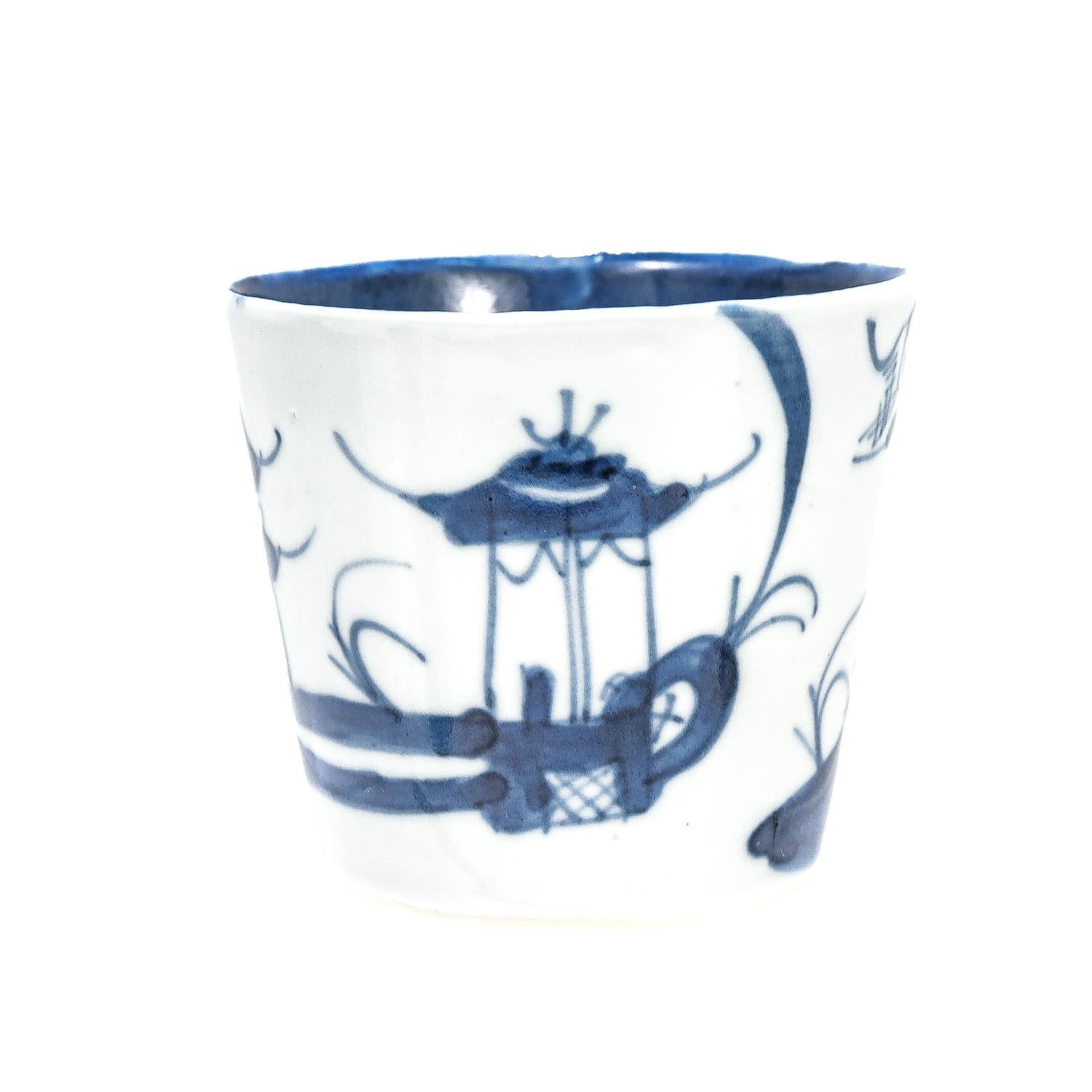 Eine schöne Tasse aus chinesischem Exportporzellan.

Nach dem Muster von Canton. 

Mit weißem Grund und blauem Unterglasurdekor.

Auf der Außenseite der Tasse sind chinesische Gebäude und Pflanzen abgebildet. 

Das Innere der Tasse mit einem