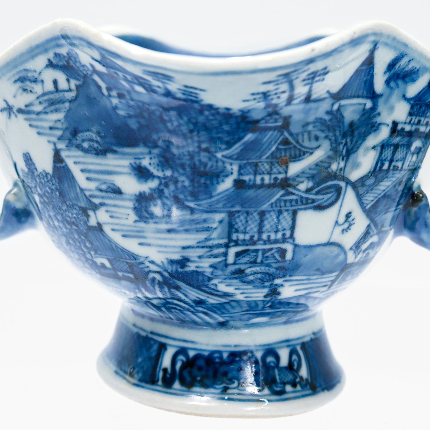 Antique Blue & White Chinese Export Nanking Porcelain Gravy Boat For Sale 3