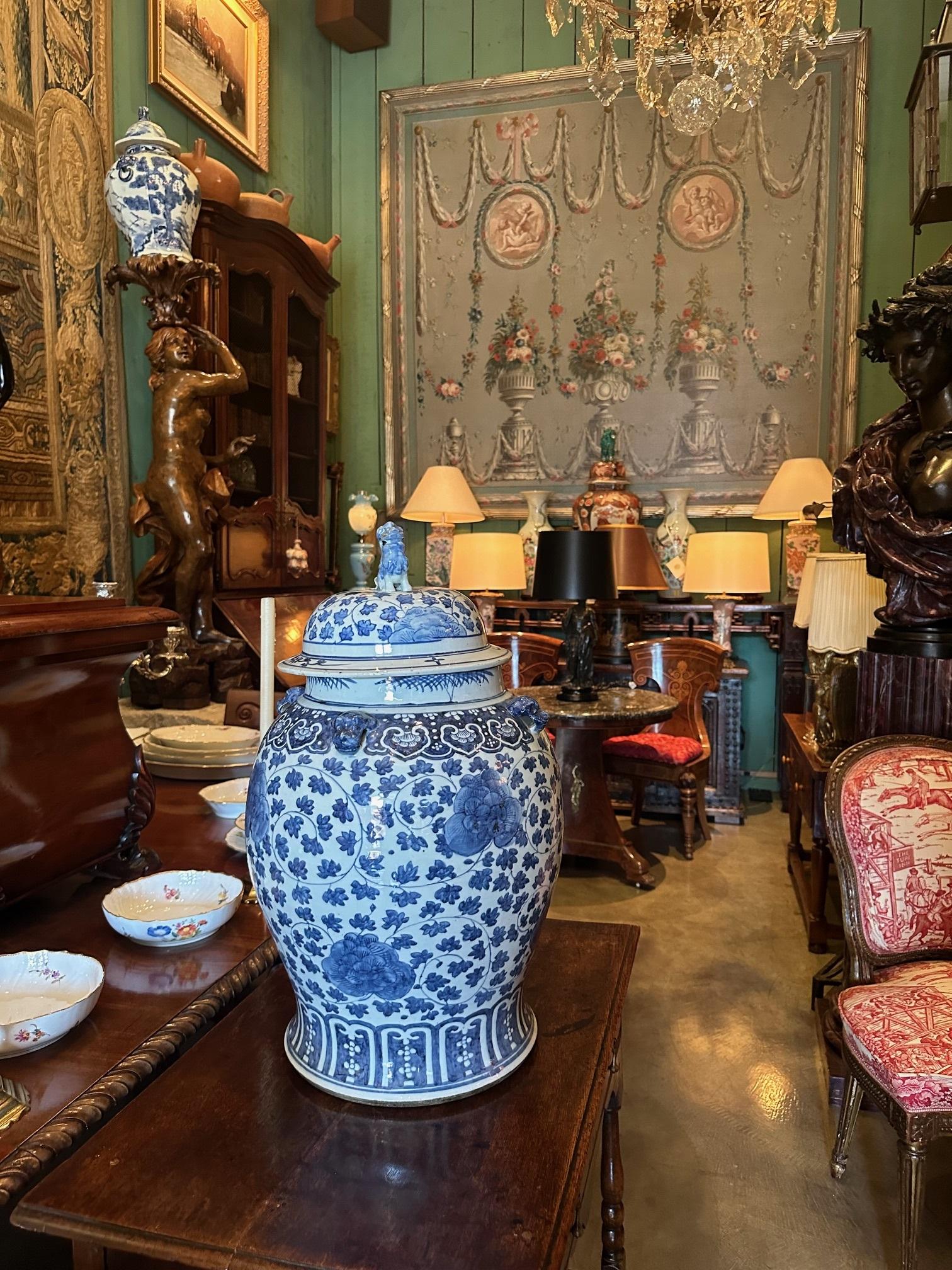 Antico vaso da tempio cinese con coperchio grande blu e bianco Antiquariato Los Angeles. Importante vaso da tempio con coperchio in Cina Chinoiserie bianca e blu del primo quarto del XIX secolo, circa 1800-1825. I crisantemi, che simboleggiano
