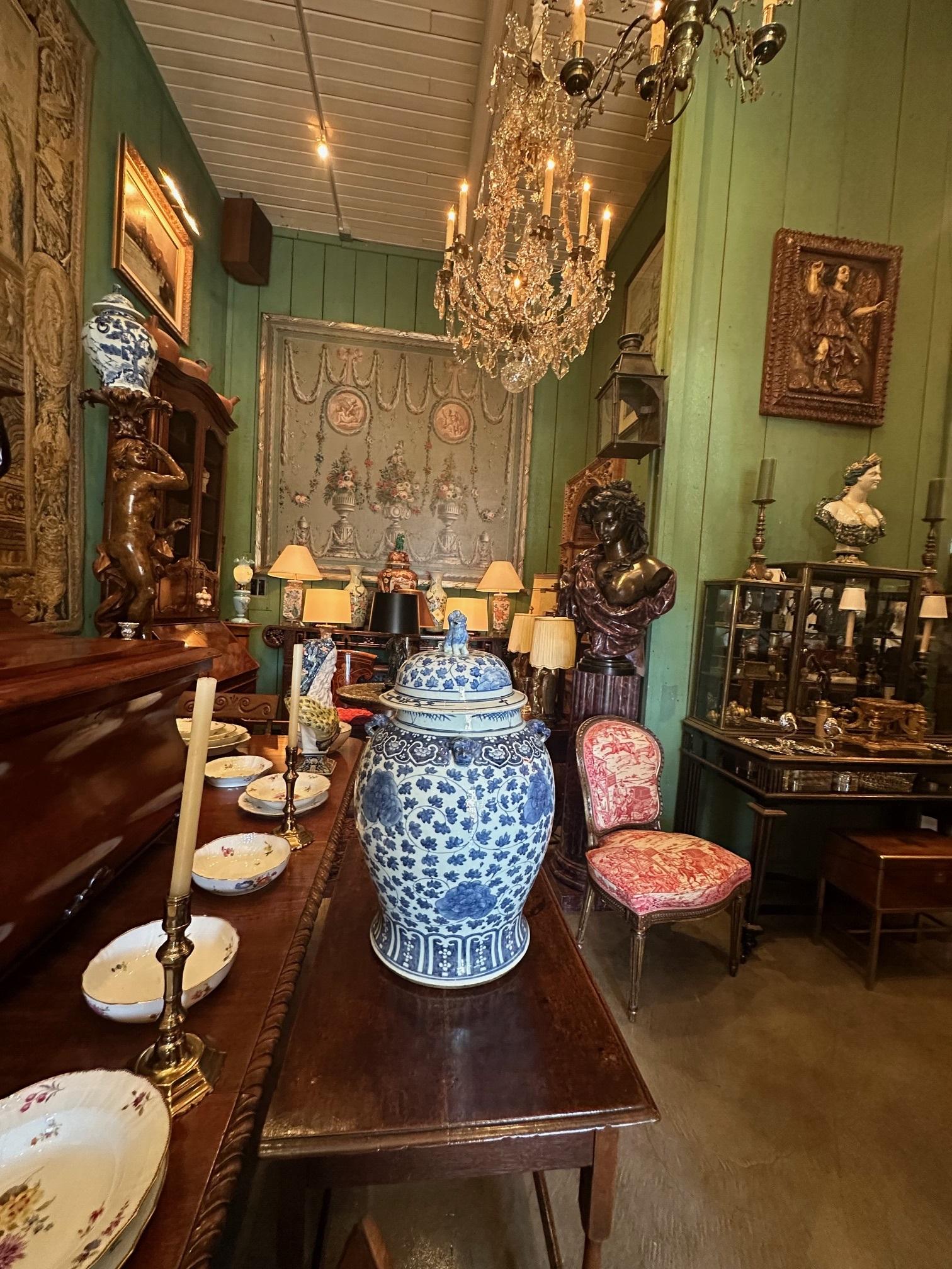 Cinese Antico vaso cinese blu e bianco con grande coperchio a forma di tempio Antiquariato Los Angeles in vendita