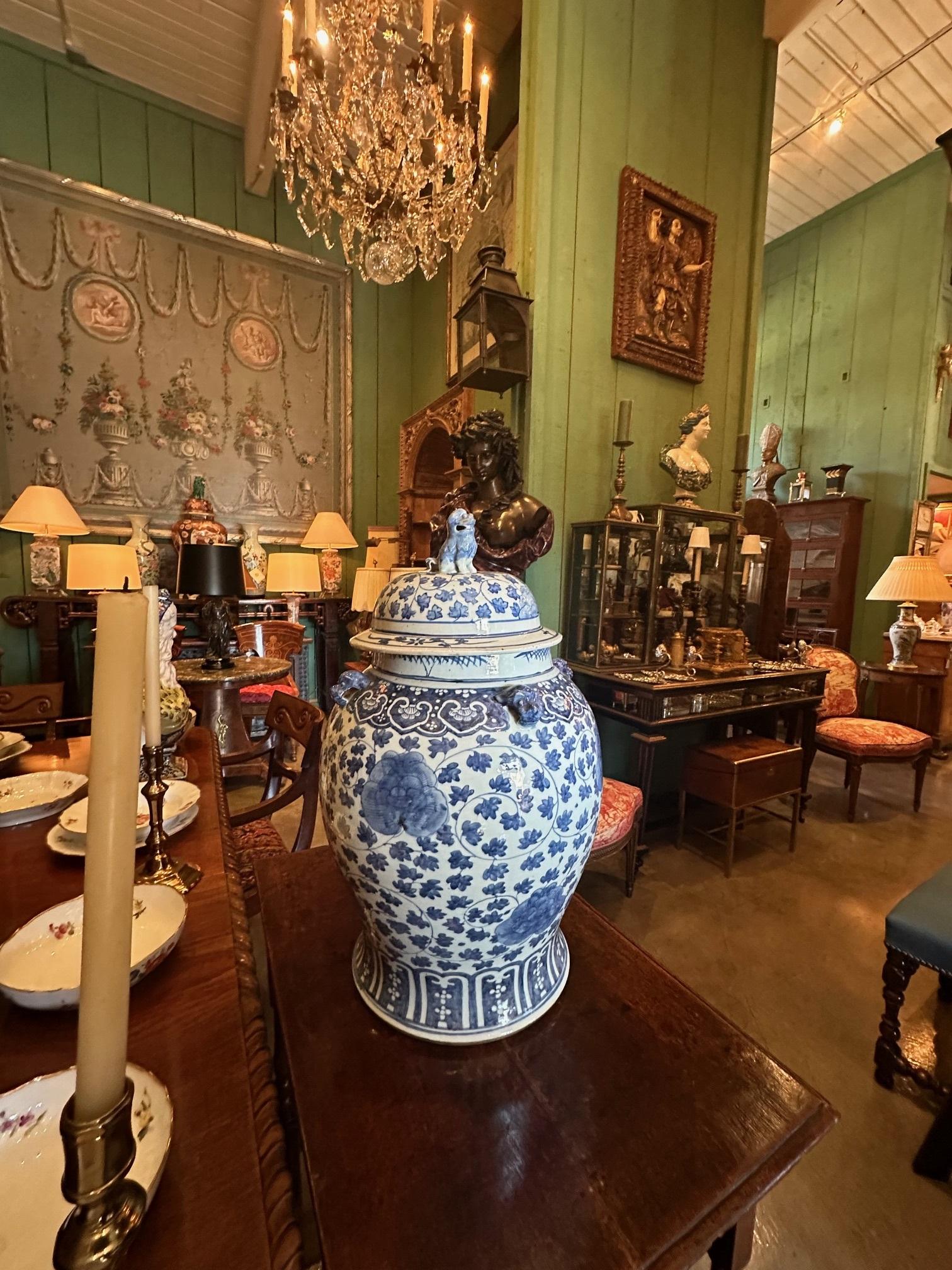 Smaltato Antico vaso cinese blu e bianco con grande coperchio a forma di tempio Antiquariato Los Angeles in vendita