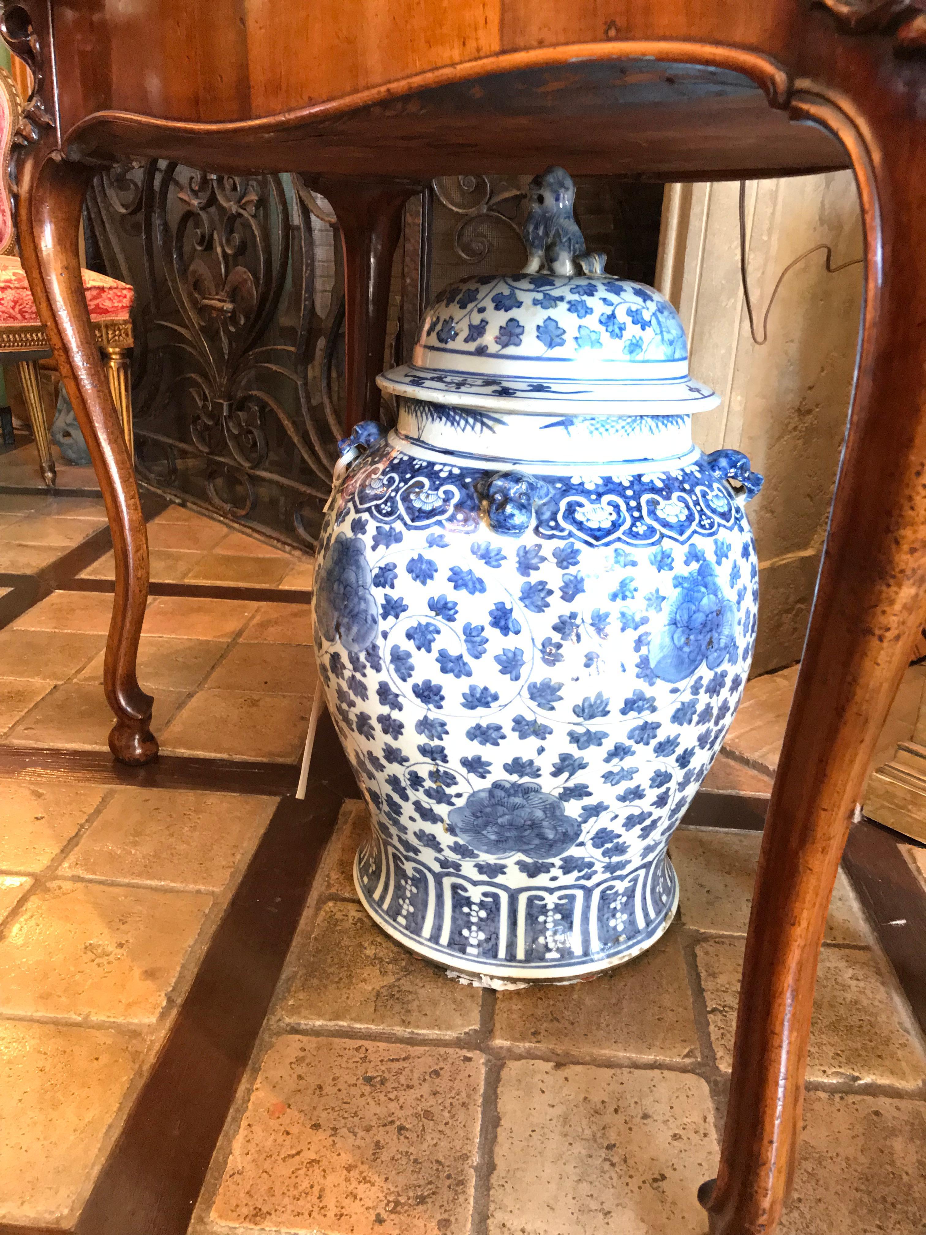 Ceramica Antico vaso cinese blu e bianco con grande coperchio a forma di tempio Antiquariato Los Angeles in vendita