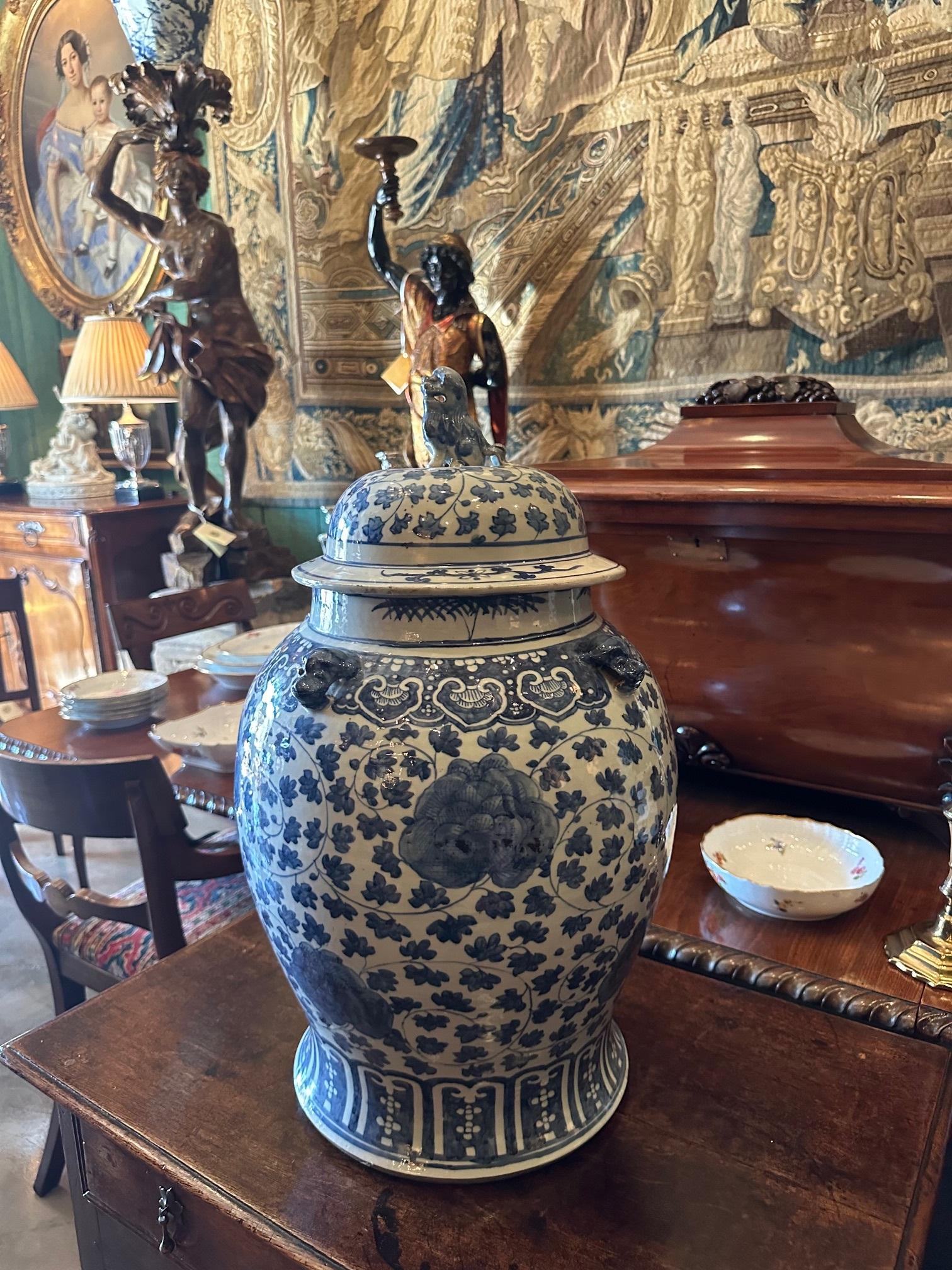 Antico vaso cinese blu e bianco con grande coperchio a forma di tempio Antiquariato Los Angeles in vendita 1