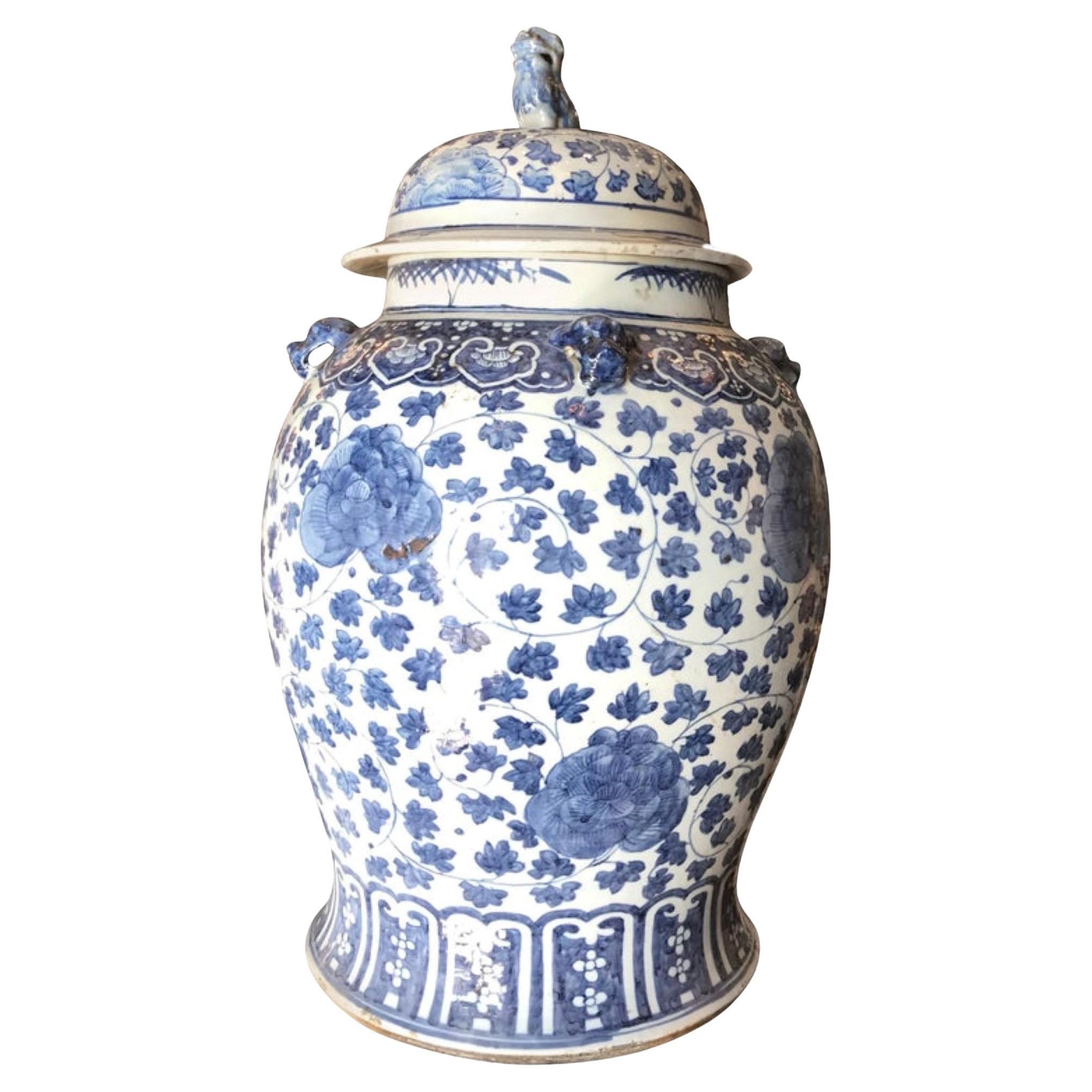 Antico vaso cinese blu e bianco con grande coperchio a forma di tempio Antiquariato Los Angeles in vendita