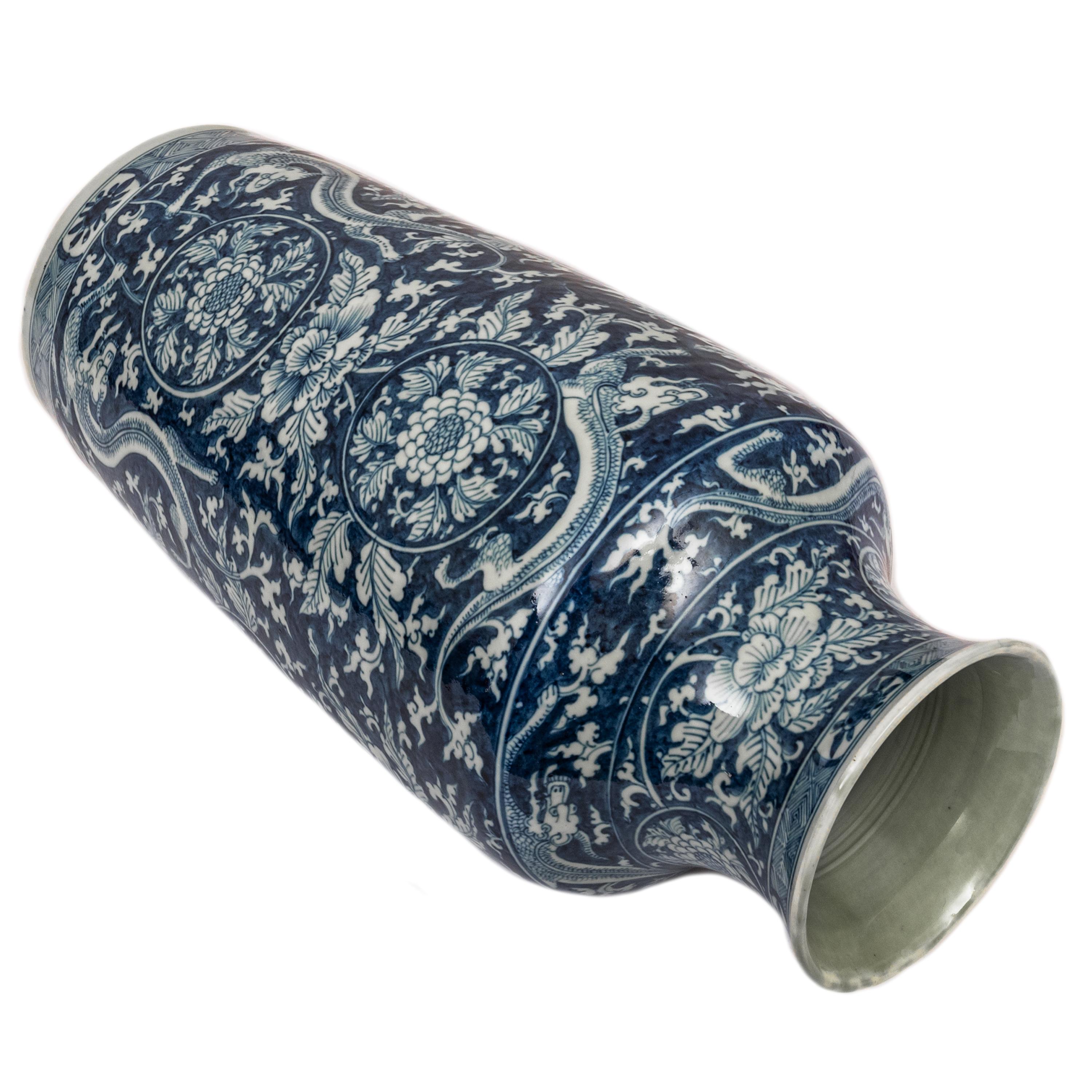 Antique Vase Dragon en Porcelaine Bleu Blanc de la Dynastie Qing Période Kangxi 1680 en vente 5