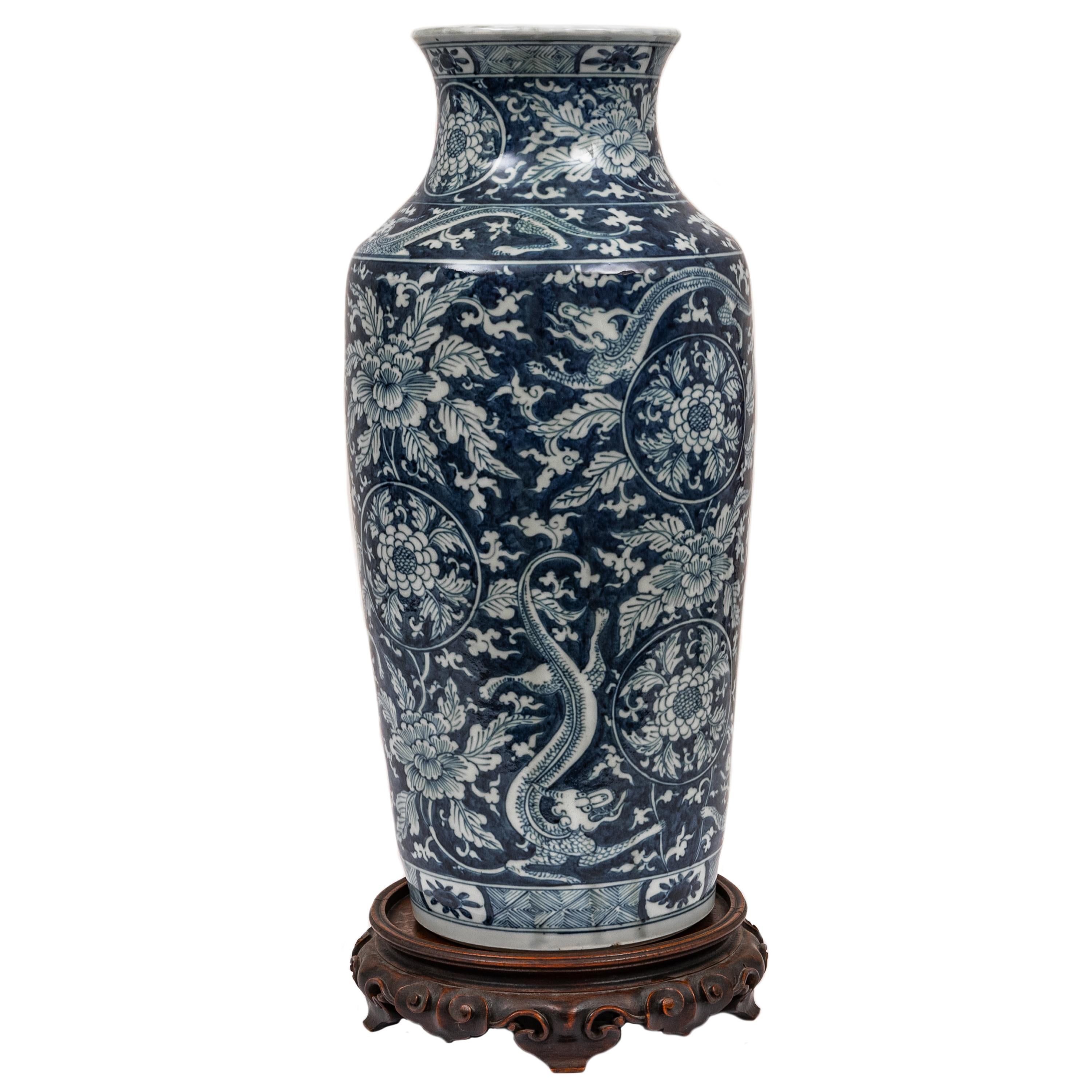 Chinois Antique Vase Dragon en Porcelaine Bleu Blanc de la Dynastie Qing Période Kangxi 1680 en vente