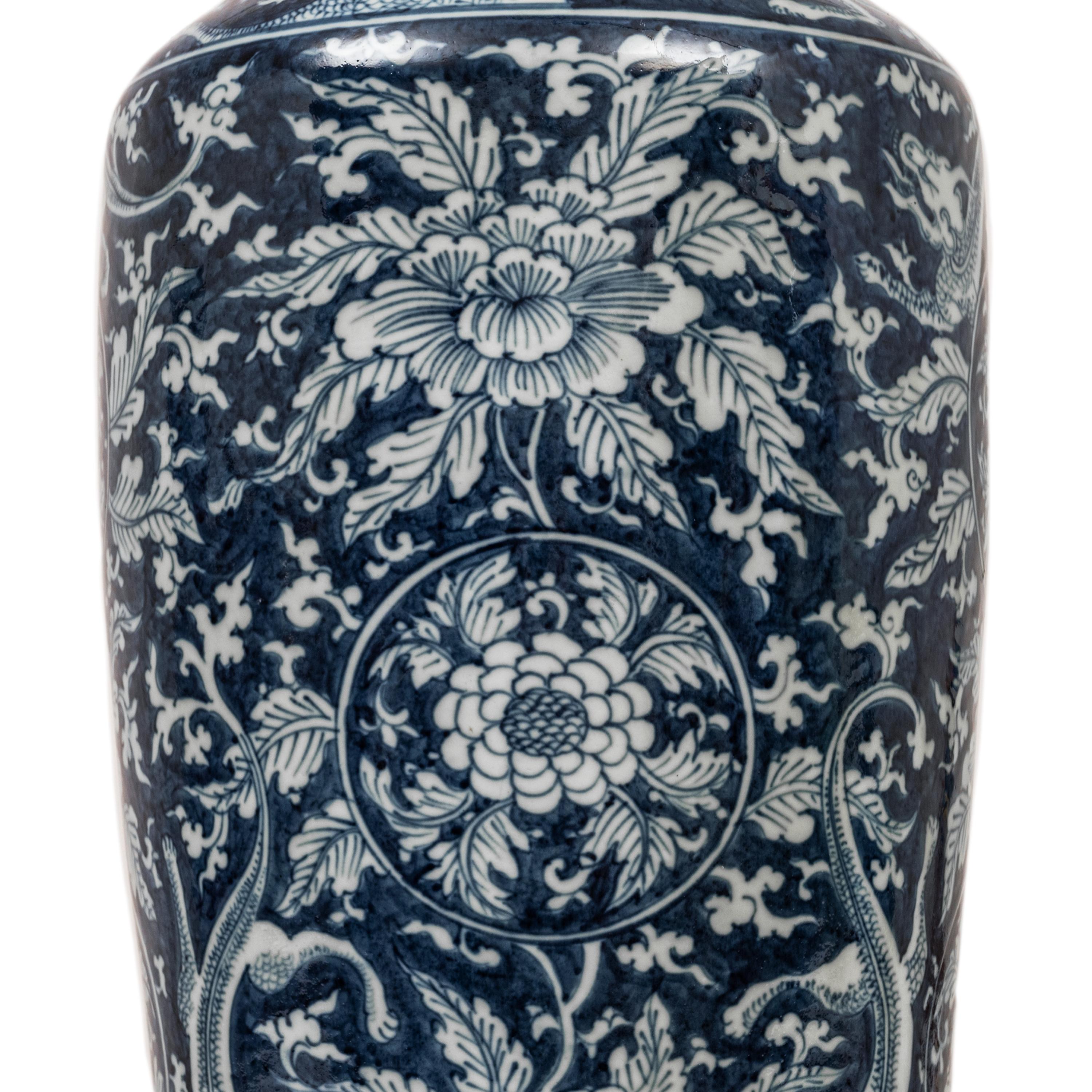 Fin du XVIIe siècle Antique Vase Dragon en Porcelaine Bleu Blanc de la Dynastie Qing Période Kangxi 1680 en vente