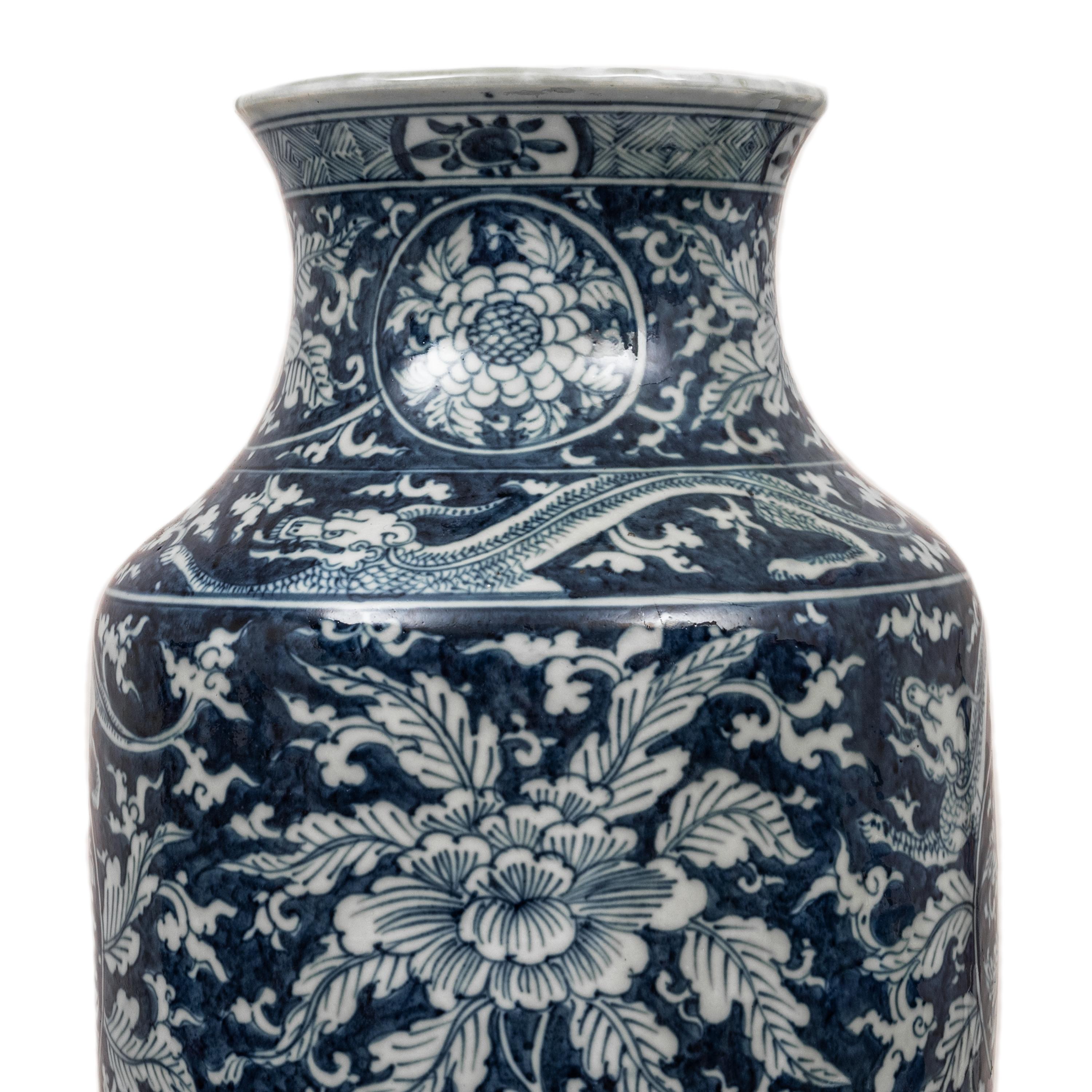 Antique Blue White Chinese Porcelain Qing Dynasty Kangxi Period Dragon Vase 1680 For Sale 2
