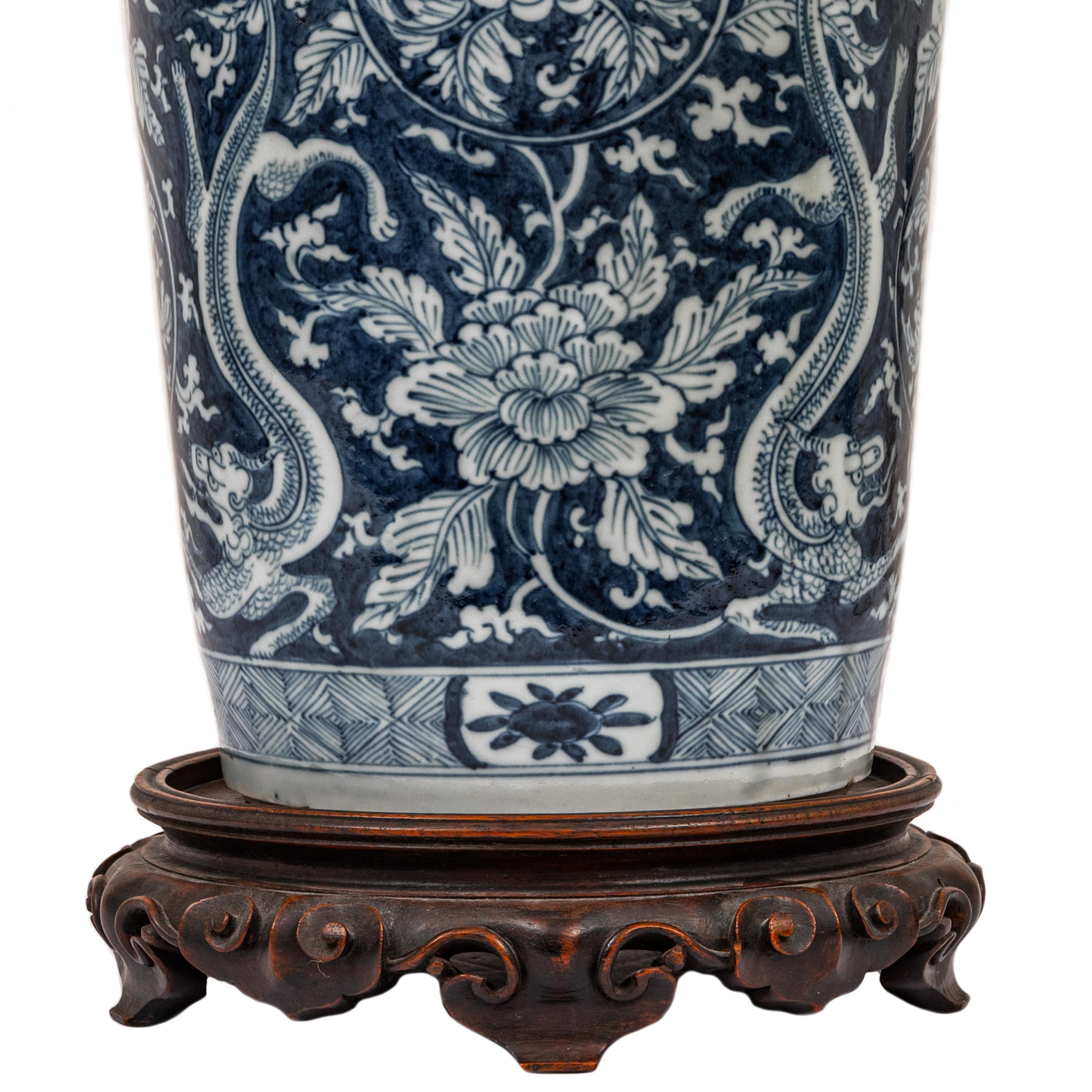 Antique Vase Dragon en Porcelaine Bleu Blanc de la Dynastie Qing Période Kangxi 1680 en vente 2