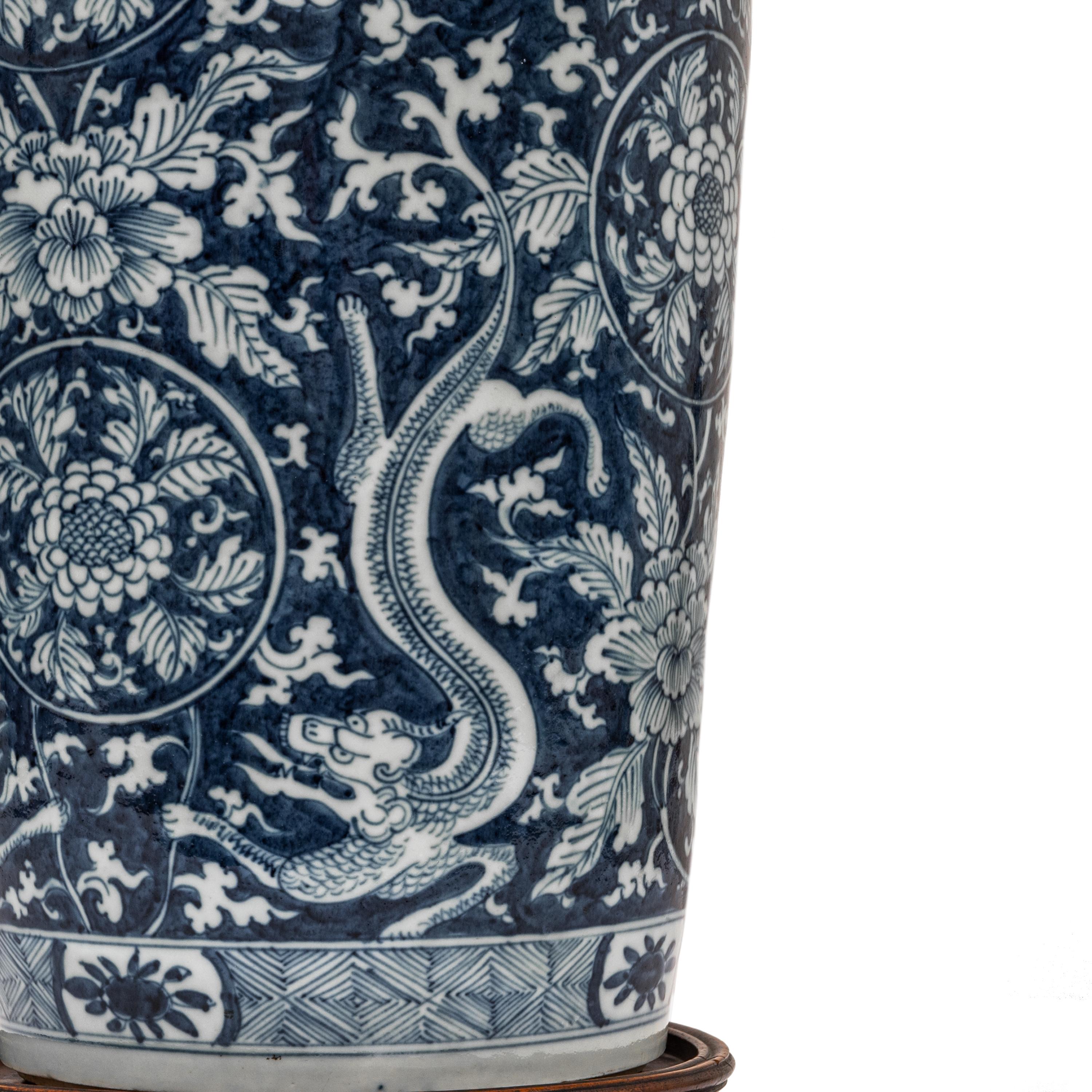 Antique Vase Dragon en Porcelaine Bleu Blanc de la Dynastie Qing Période Kangxi 1680 en vente 3