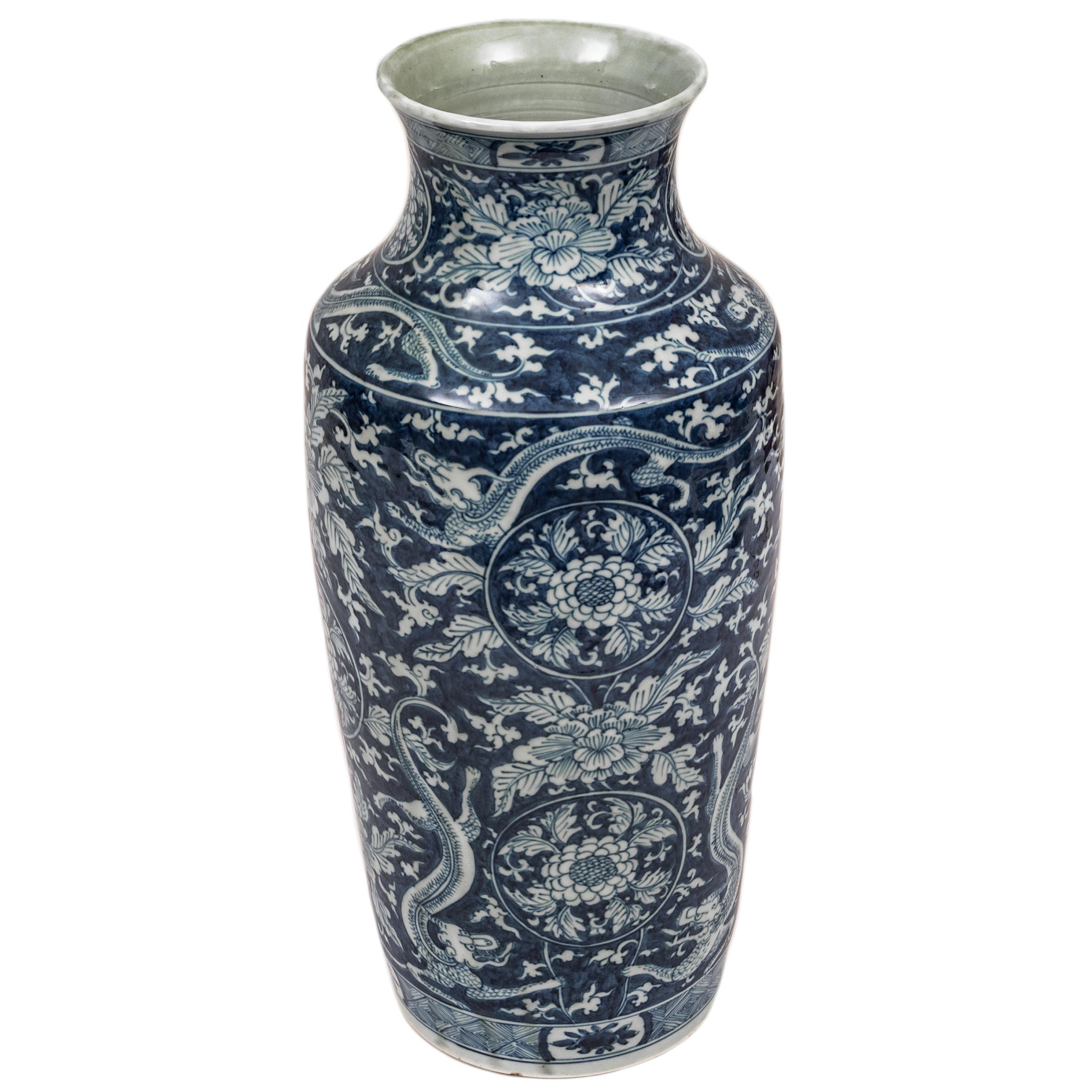 Antique Blue White Chinese Porcelain Qing Dynasty Kangxi Period Dragon Vase 1680 For Sale 5