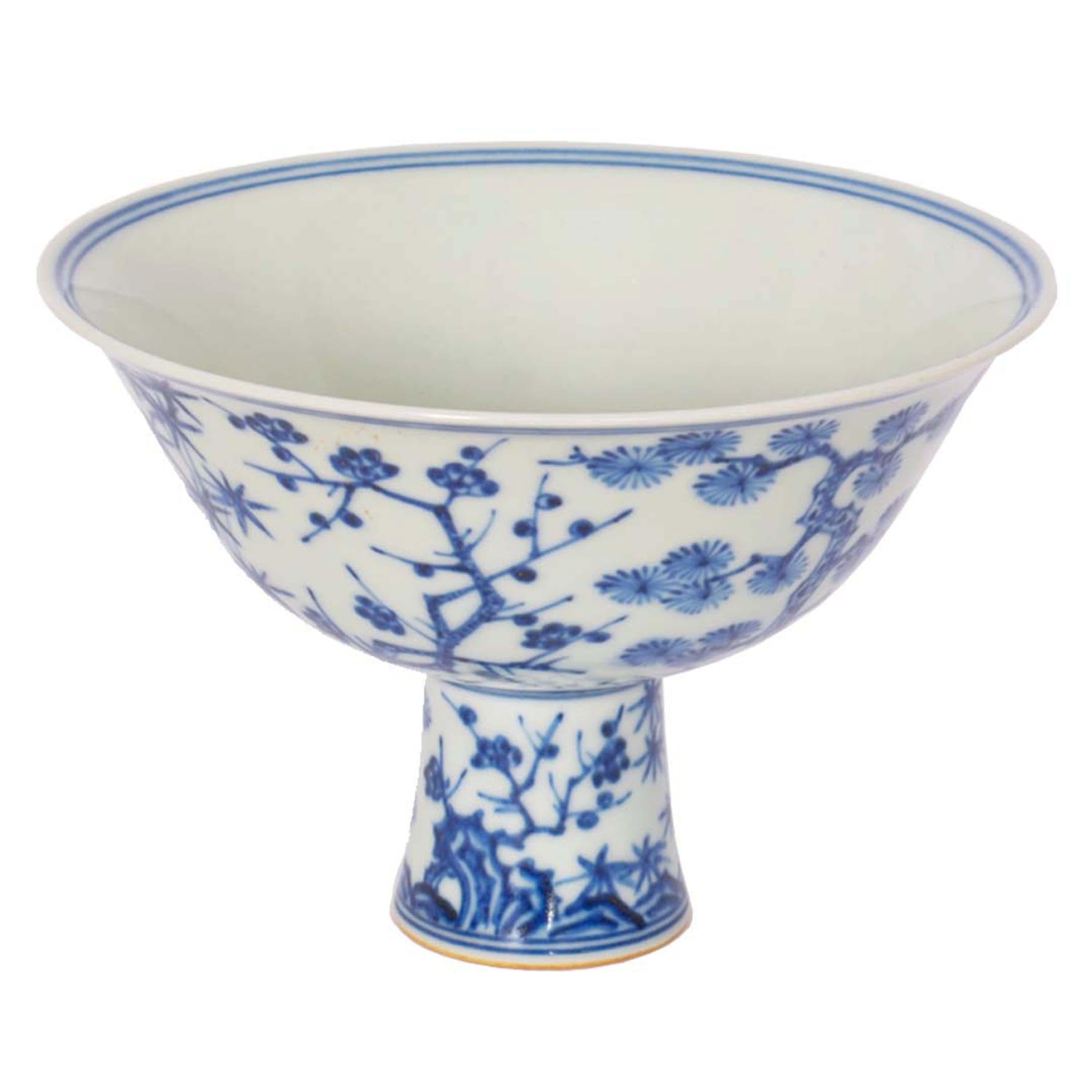 A fine antique late 19th century Chinese Qing dynasty blue & white porcelain stem cup/bowl, circa 1890.
The stem cup with an apocryphal tributory six character Ming dynasty Xuande mark within concentric circles to the inside of the bowl. It was