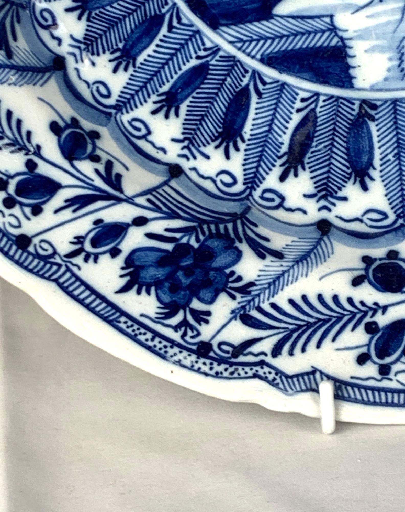 Antique Chargeur bleu et blanc de Delft par De Klaauw (The Claw) Pays-Bas Ca. 1780 en vente 5