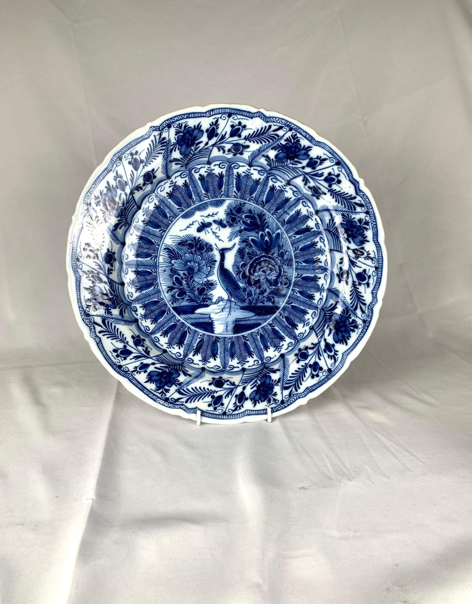 Peint à la main Antique Chargeur bleu et blanc de Delft par De Klaauw (The Claw) Pays-Bas Ca. 1780 en vente