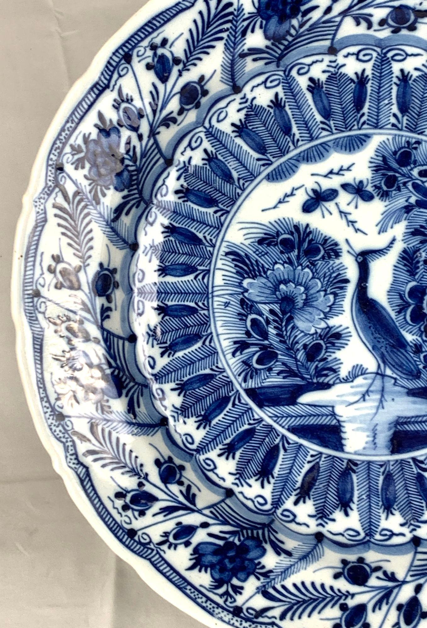 XVIIIe siècle Antique Chargeur bleu et blanc de Delft par De Klaauw (The Claw) Pays-Bas Ca. 1780 en vente