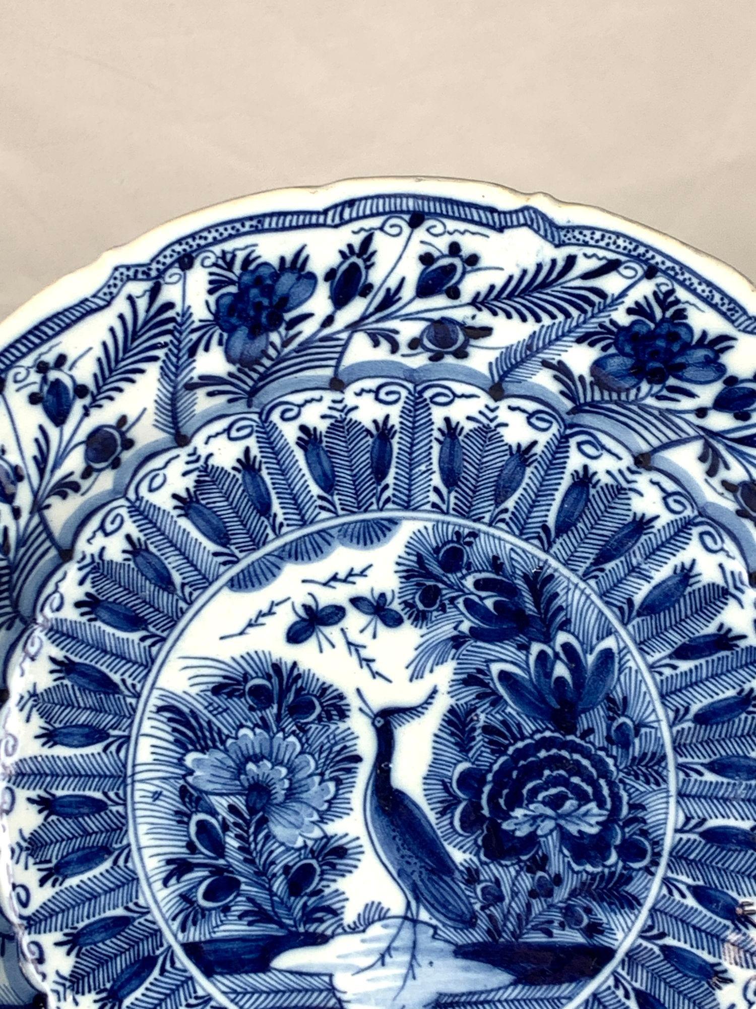 Faïence de Delft Antique Chargeur bleu et blanc de Delft par De Klaauw (The Claw) Pays-Bas Ca. 1780 en vente