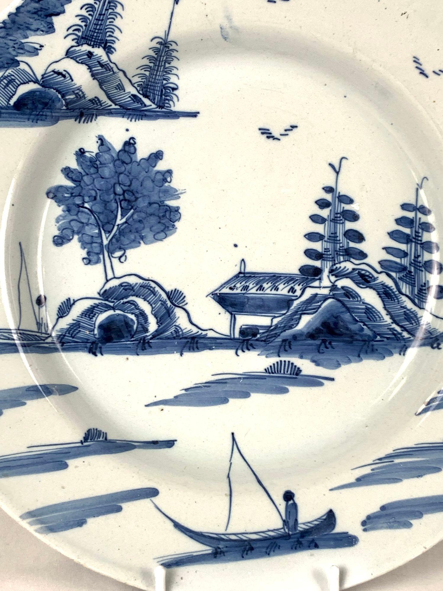 Ce chargeur de Delft présente une charmante scène de chinoiserie peinte à la main, avec des arbres en fleurs, des formations rocheuses, une maison et deux pêcheurs dans leurs bateaux sur l'eau, avec des oiseaux s'envolant dans le ciel.
Le motif