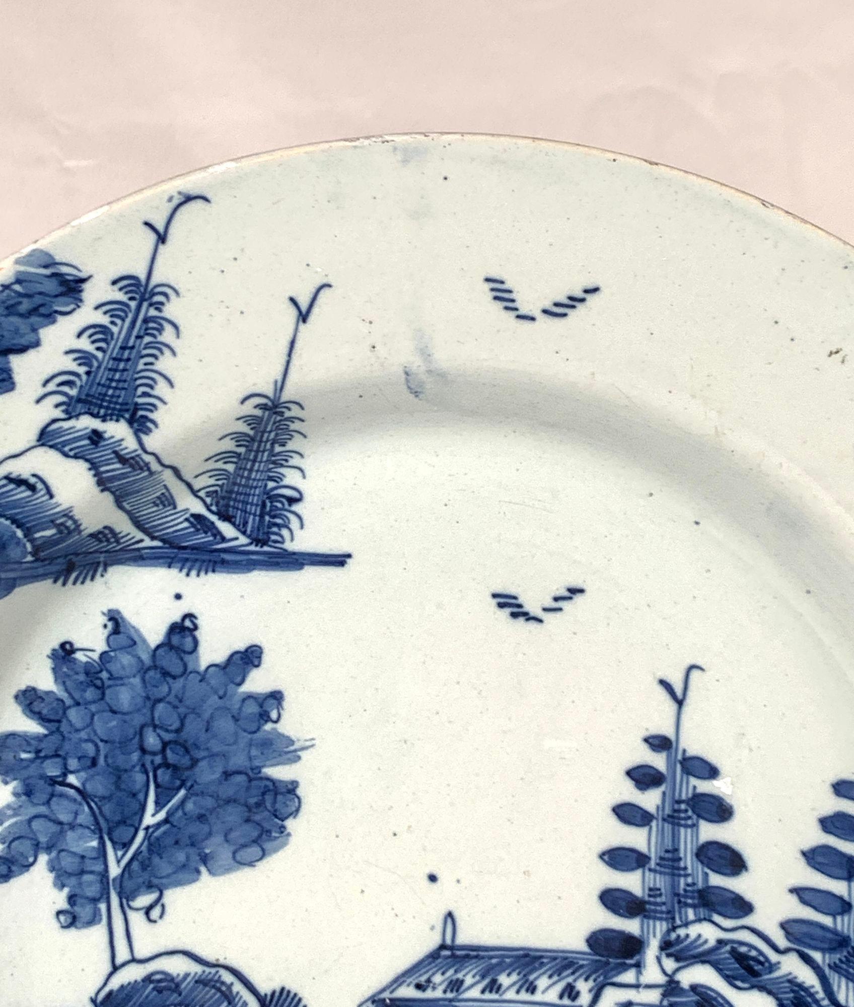 Chinoiseries Antique Chargeur bleu et blanc en Delftware anglais 18ème siècle peint à la main C.1750 en vente