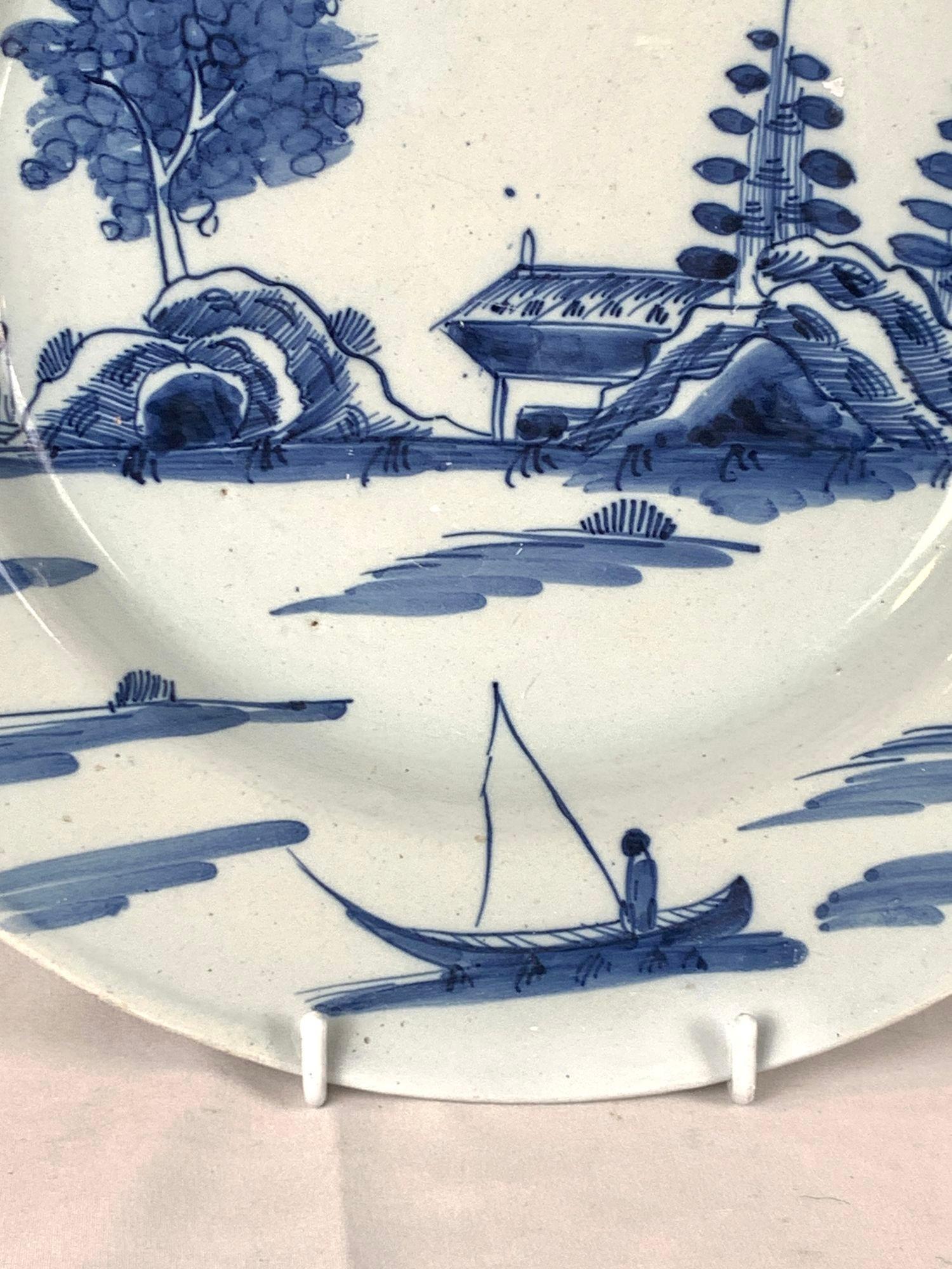 Anglais Antique Chargeur bleu et blanc en Delftware anglais 18ème siècle peint à la main C.1750 en vente