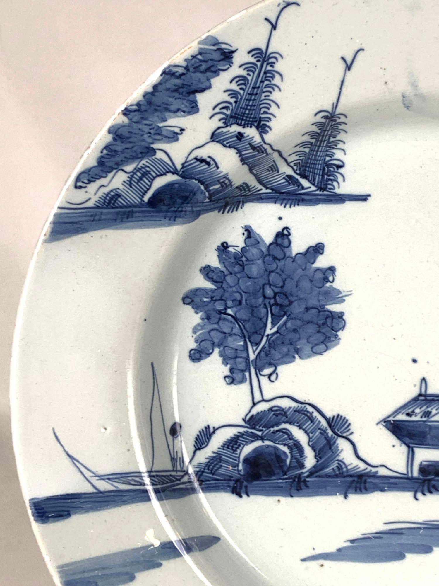 Peint à la main Antique Chargeur bleu et blanc en Delftware anglais 18ème siècle peint à la main C.1750 en vente