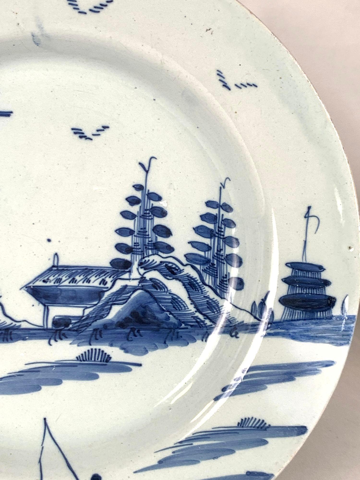 Antique Chargeur bleu et blanc en Delftware anglais 18ème siècle peint à la main C.1750 Excellent état - En vente à Katonah, NY