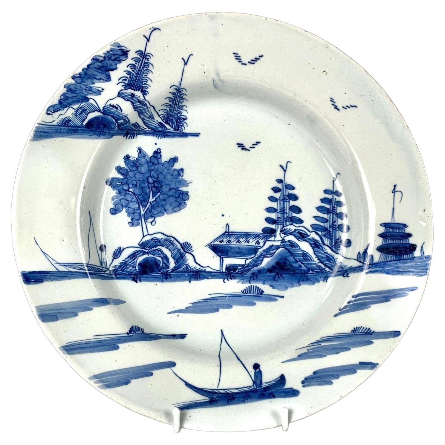 Antiguo Cargador de Delftware Inglés Azul y Blanco Siglo XVIII Pintado a Mano C. 1750
