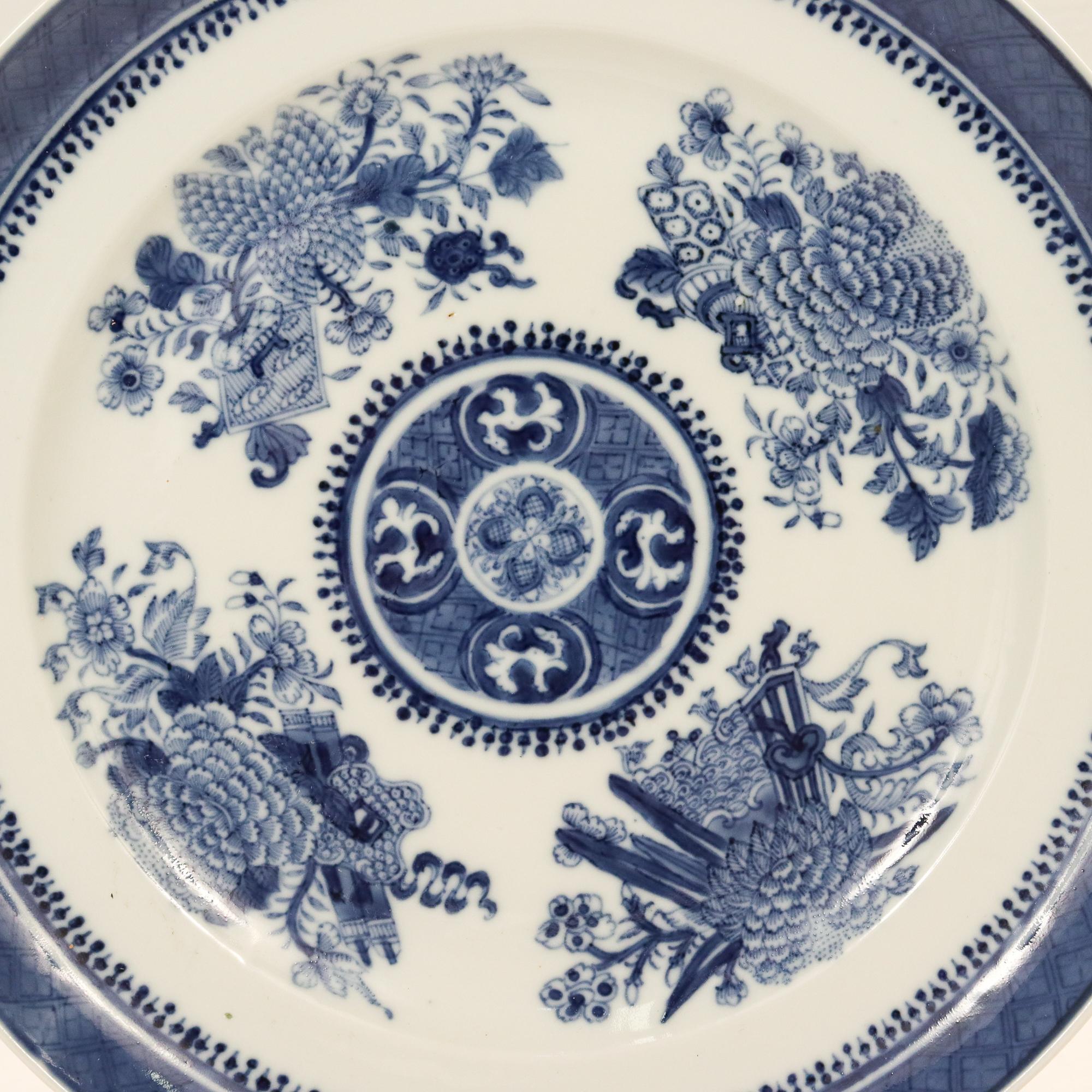 Antiker chinesischer Export-Porzellanteller mit blauem und weißem Fitzhugh-Muster, antik (Chinesisch) im Angebot