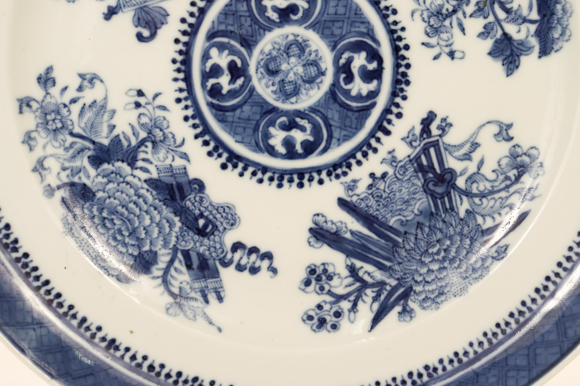 Antiker chinesischer Export-Porzellanteller mit blauem und weißem Fitzhugh-Muster, antik (19. Jahrhundert) im Angebot
