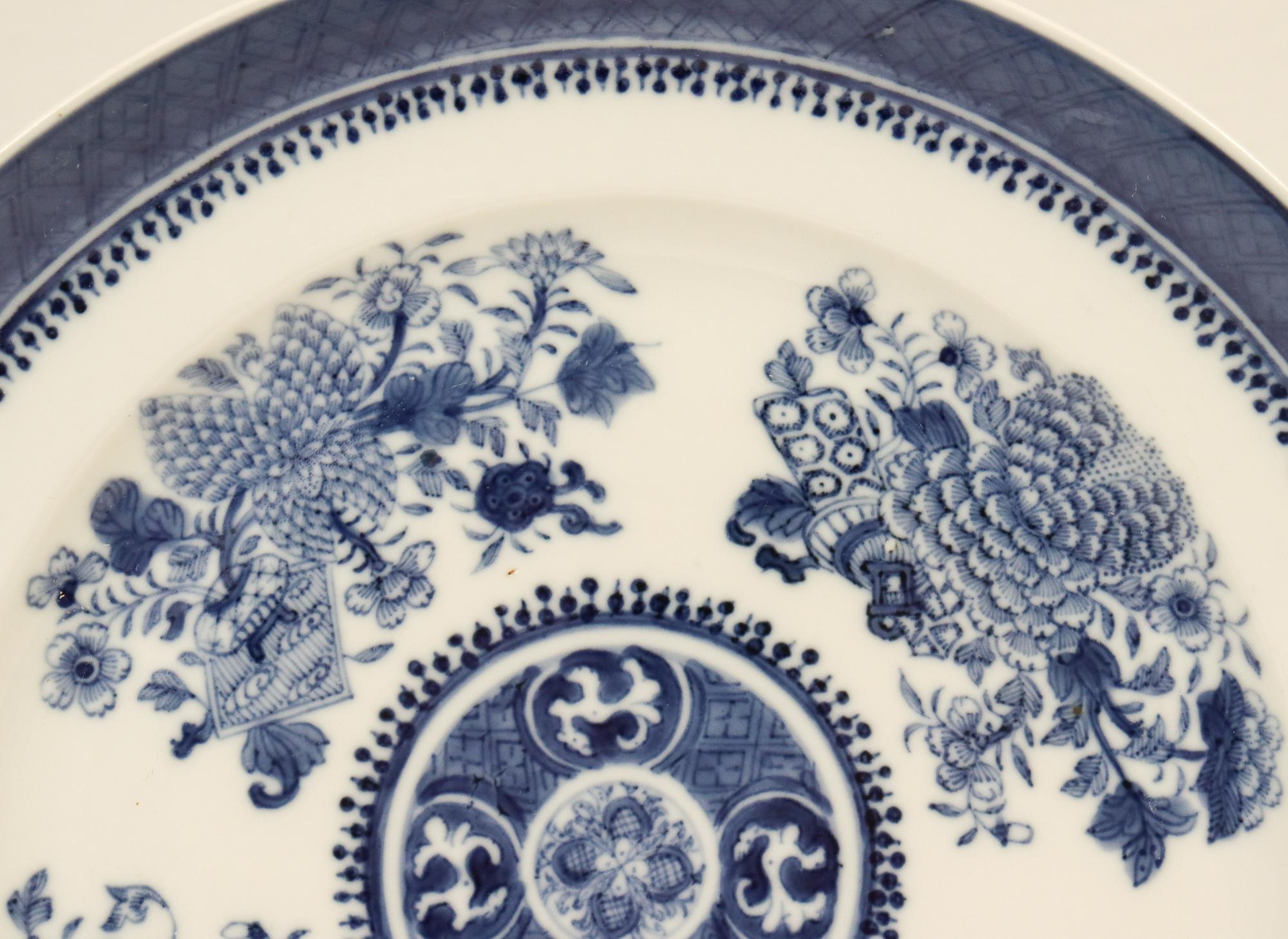Antiker chinesischer Export-Porzellanteller mit blauem und weißem Fitzhugh-Muster, antik im Angebot 1