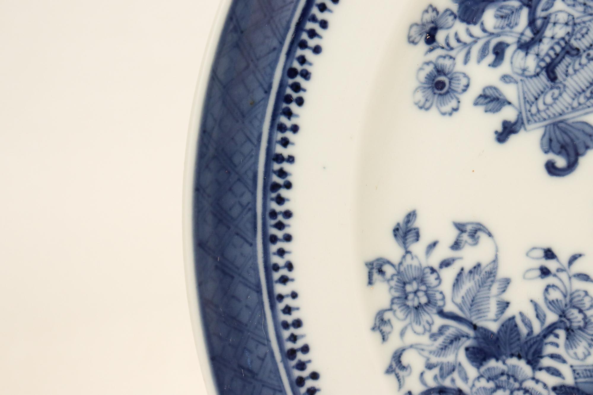 Antiker chinesischer Export-Porzellanteller mit blauem und weißem Fitzhugh-Muster, antik im Angebot 2