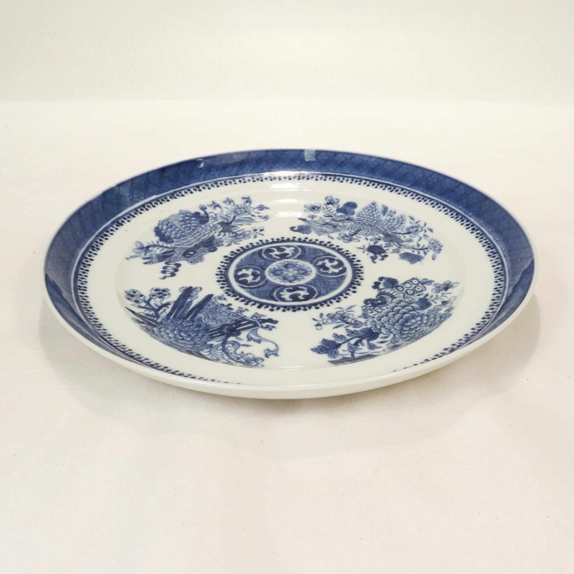Antiker chinesischer Export-Porzellanteller mit blauem und weißem Fitzhugh-Muster, antik im Angebot 3