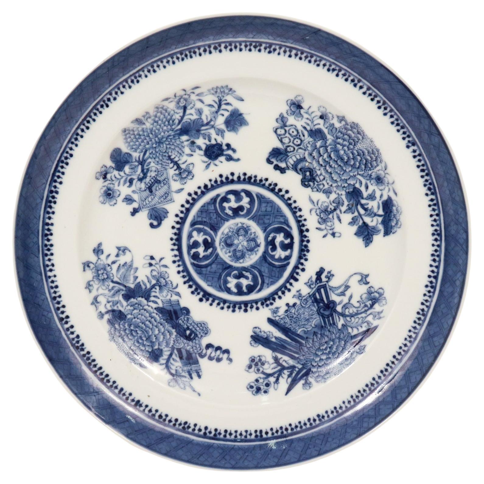 Antiker chinesischer Export-Porzellanteller mit blauem und weißem Fitzhugh-Muster, antik