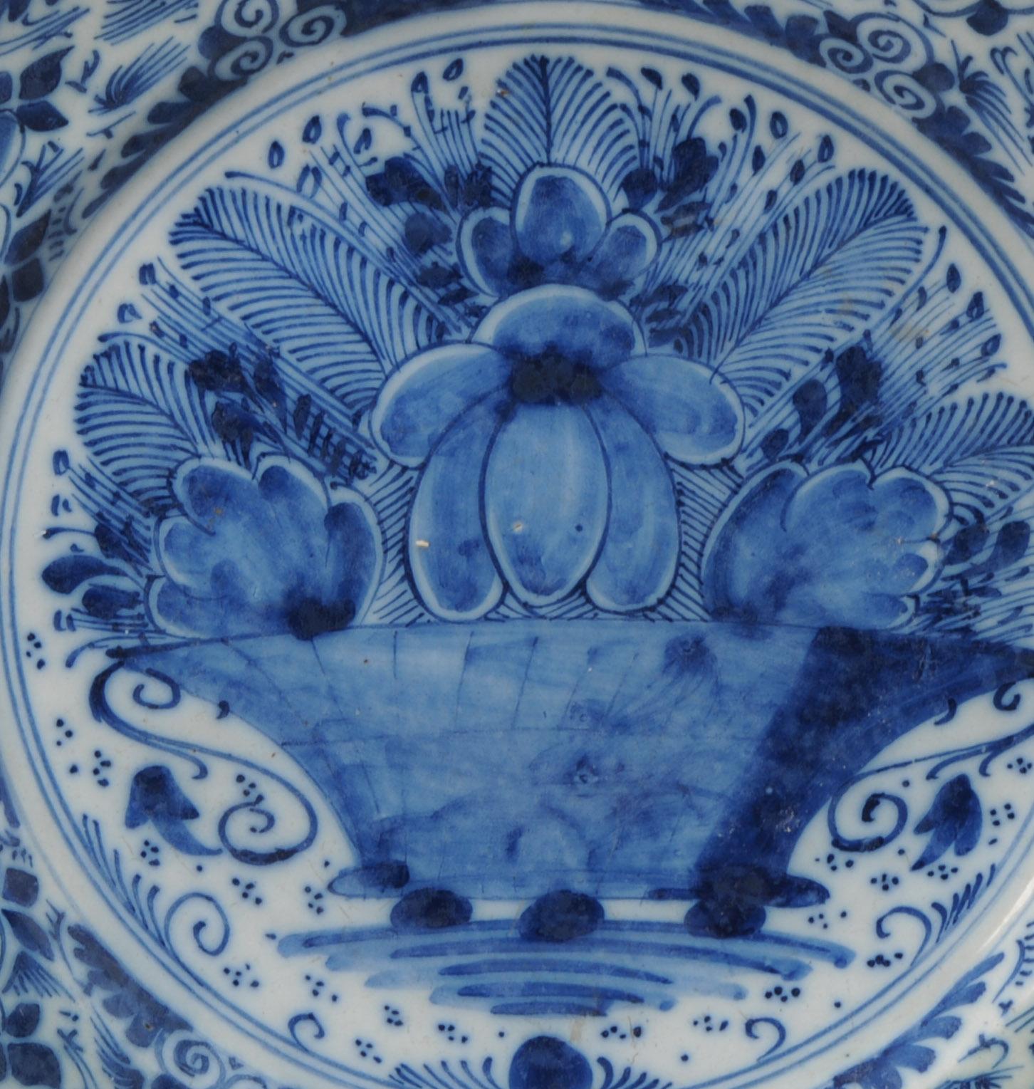 Antiker blau-weißer niederländischer Delfter Porzellanteller im Kraak-Stil, 18. Jahrhundert im Zustand „Gut“ im Angebot in Amsterdam, Noord Holland